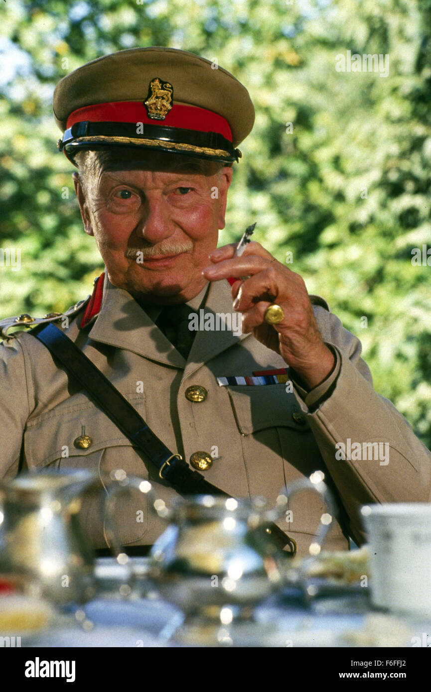 Apr 15, 1988; a Gerusalemme, Israele; John Gielgud come Col. Carbury nel crimine mistero film ''appuntamento con la morte" diretto da Michael Winner. Foto Stock