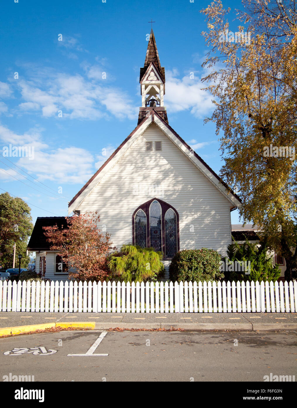 La parte esterna del San Michele e Tutti gli angeli della Chiesa Anglicana nella Chemainus, Isola di Vancouver, British Columbia, Canada. Foto Stock