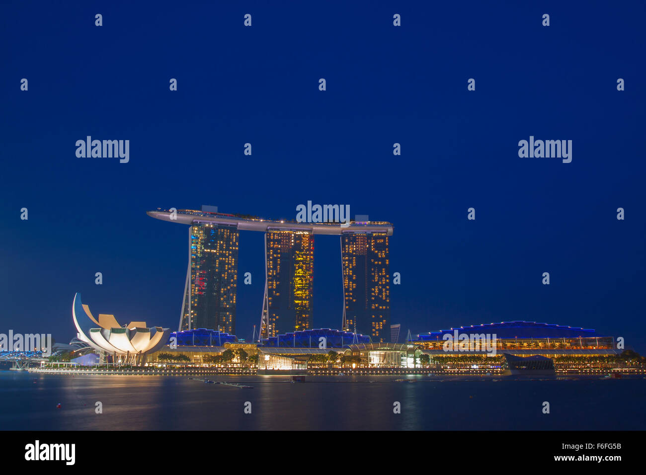 Il marina bay sabbia al crepuscolo Foto Stock