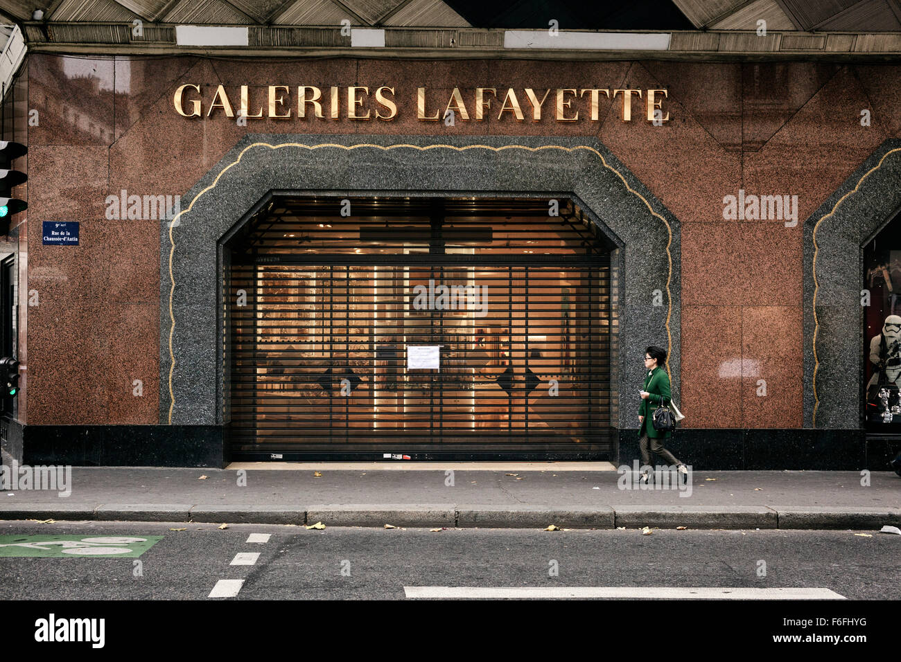 14 Novembre 2015 - Parigi, Francia in seguito agli attacchi terroristici, magazzini francesi, Gallerie Lafayette erano chiusi per 'security motivi" il sabato. Credito: Leo romanzo/Alamy Live News Foto Stock