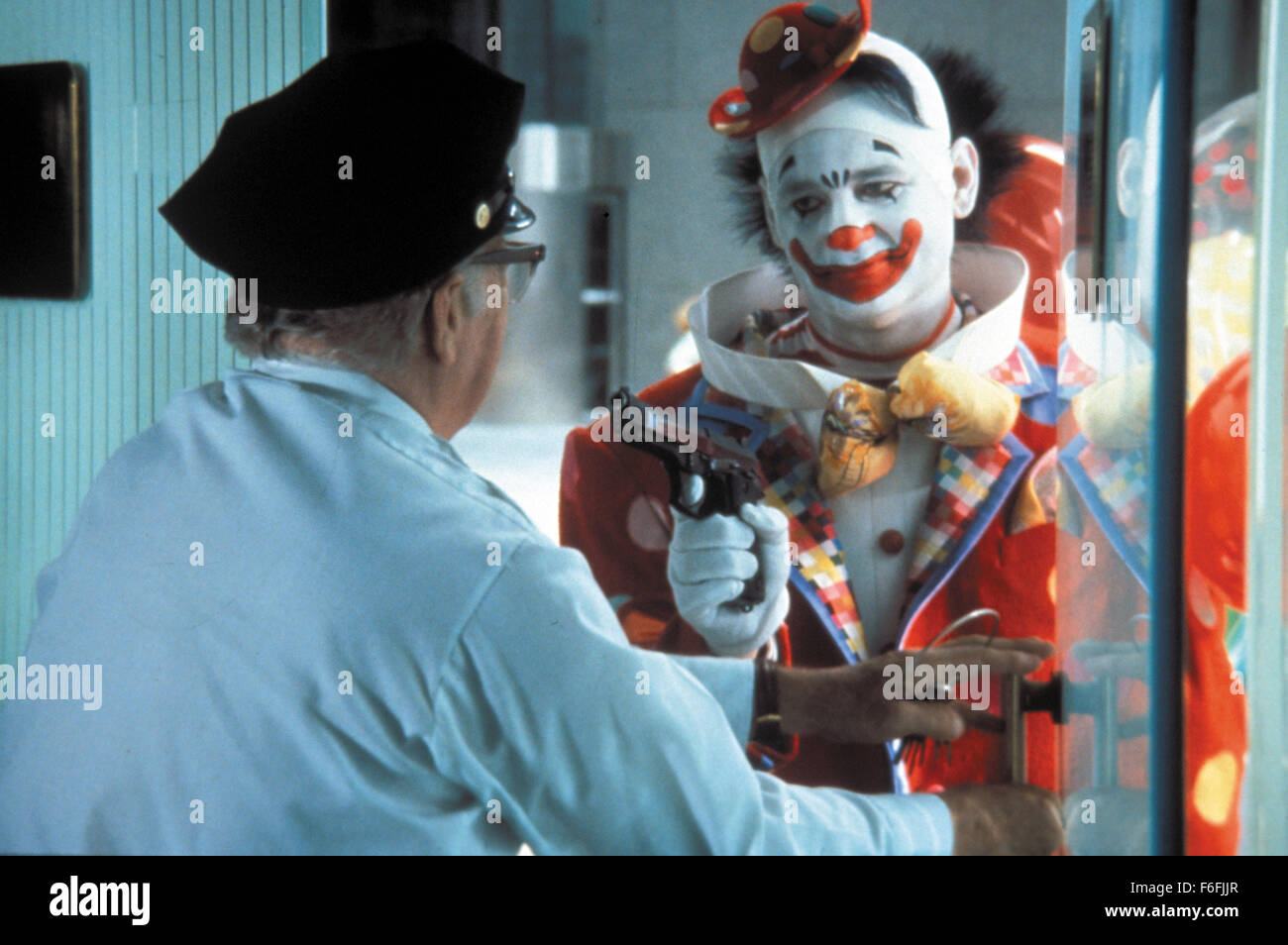 Data di rilascio: luglio 13, 1990 il titolo del filmato: Cambiamento rapido STUDIO: Dedicato Productions direttori: Howard Franklin e Bill Murray Trama: quando un uomo vestito come un clown entra in una banca e trys a rob, senza che nessuno lo prende sul serio all'inizio. Ma come questo New Yorker tira questa audace rapina con l'aiuto dei suoi amici, sembra che lasciando la banca con tutto il denaro rubato è la parte più facile! Tutti hanno a che fare ora è fare fuori della città e per l'aeroporto. Hanno un sacco di tempo, ma non è così facile come sembra di uscire da un problema solo per cadere in un altro. Saranno in grado di fare prima di Foto Stock