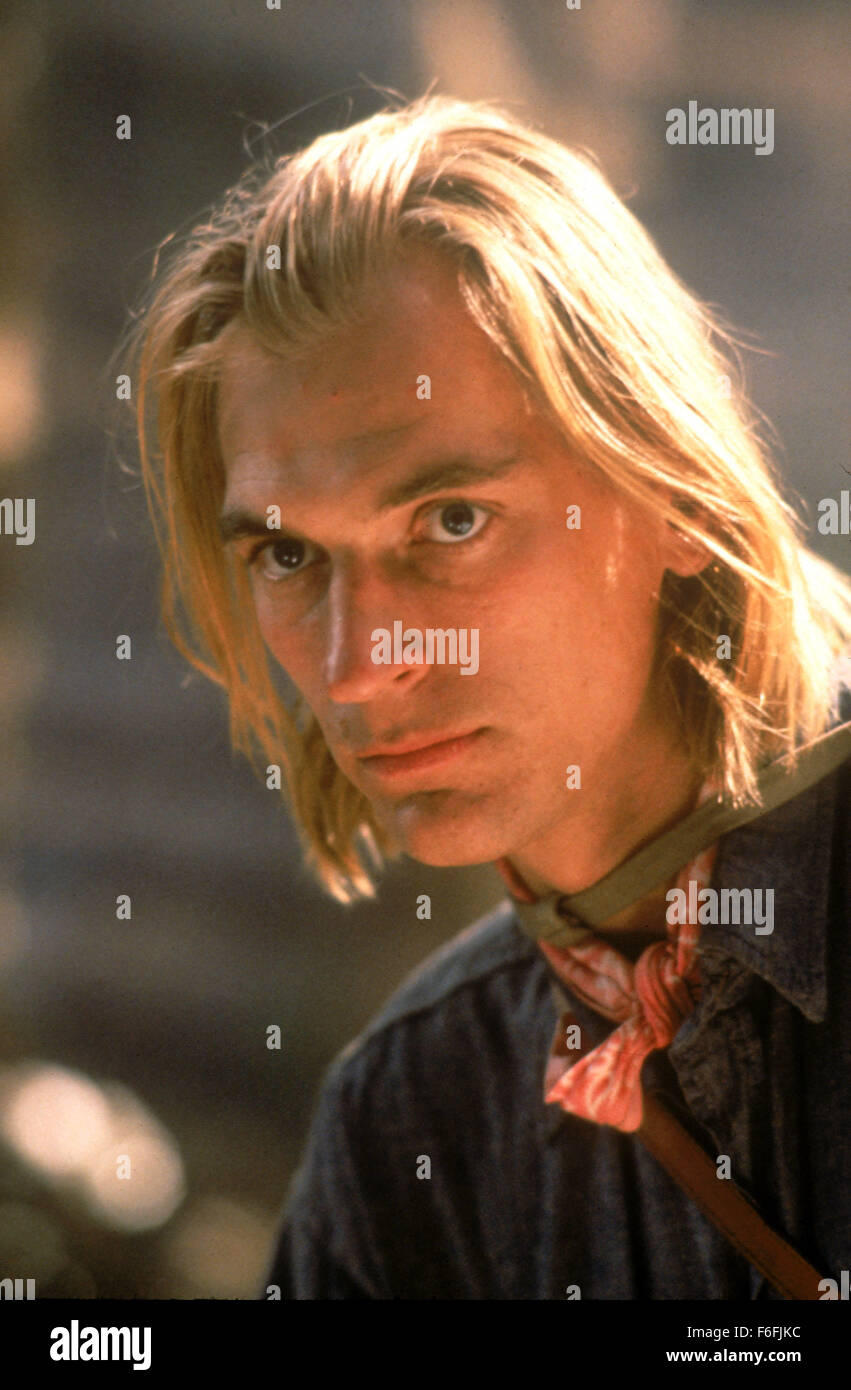 Data di rilascio: luglio 18, 1990 il titolo del filmato: Arachnophobia STUDIO: Hollywood Pictures Regista: Frank Marshall Trama: un ragno di grandi dimensioni dalla giungla del Sud America viene accidentalmente trasportato in una cassa con un corpo morto in America dove si accoppia con un ragno locale. Subito dopo i residenti di una piccola città della California scomparire come il risultato di morsi di ragno dal letale spider prole. È fino a un paio di Medici con l aiuto di un insetto sterminatore di annientare questi otto zampe freaks prima di prendere in consegna tutta la città. Nella foto: JULIAN SANDS come Dott. James Atherton. C Foto Stock