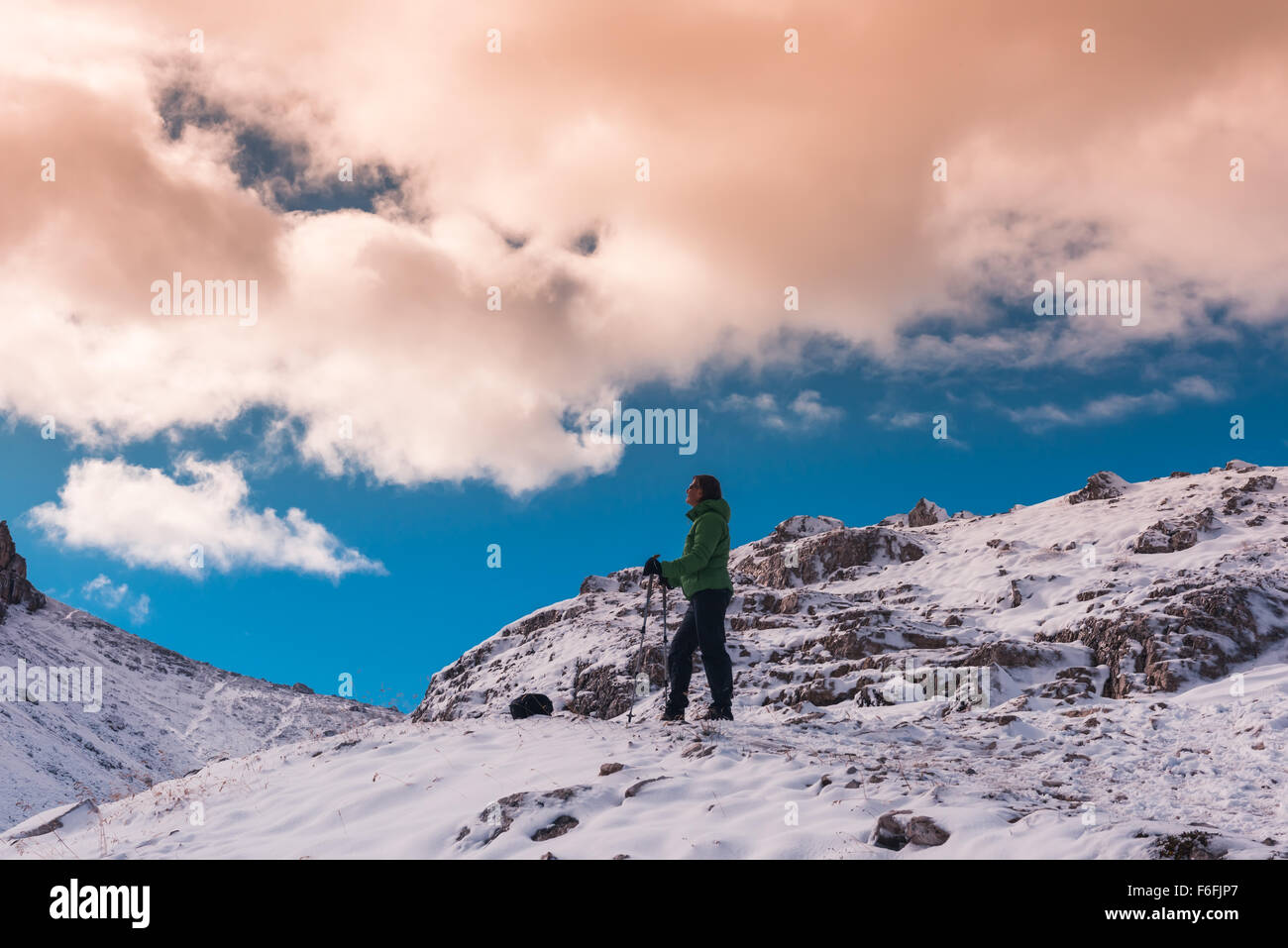 Donna escursionista sul sentiero di montagna Foto Stock