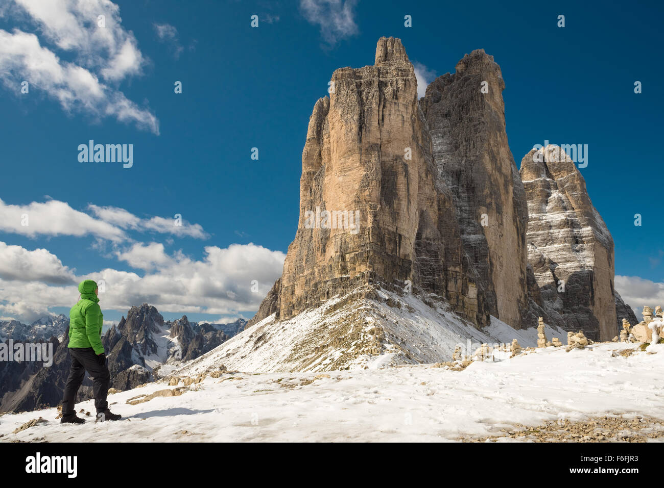 Donna escursionista sulla cima della montagna Foto Stock