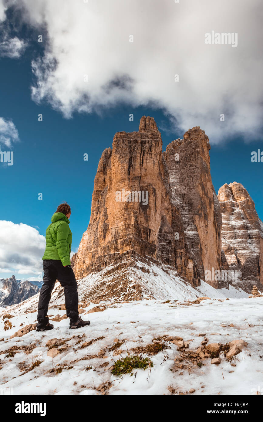 Donna escursionista sulla cima della montagna Foto Stock