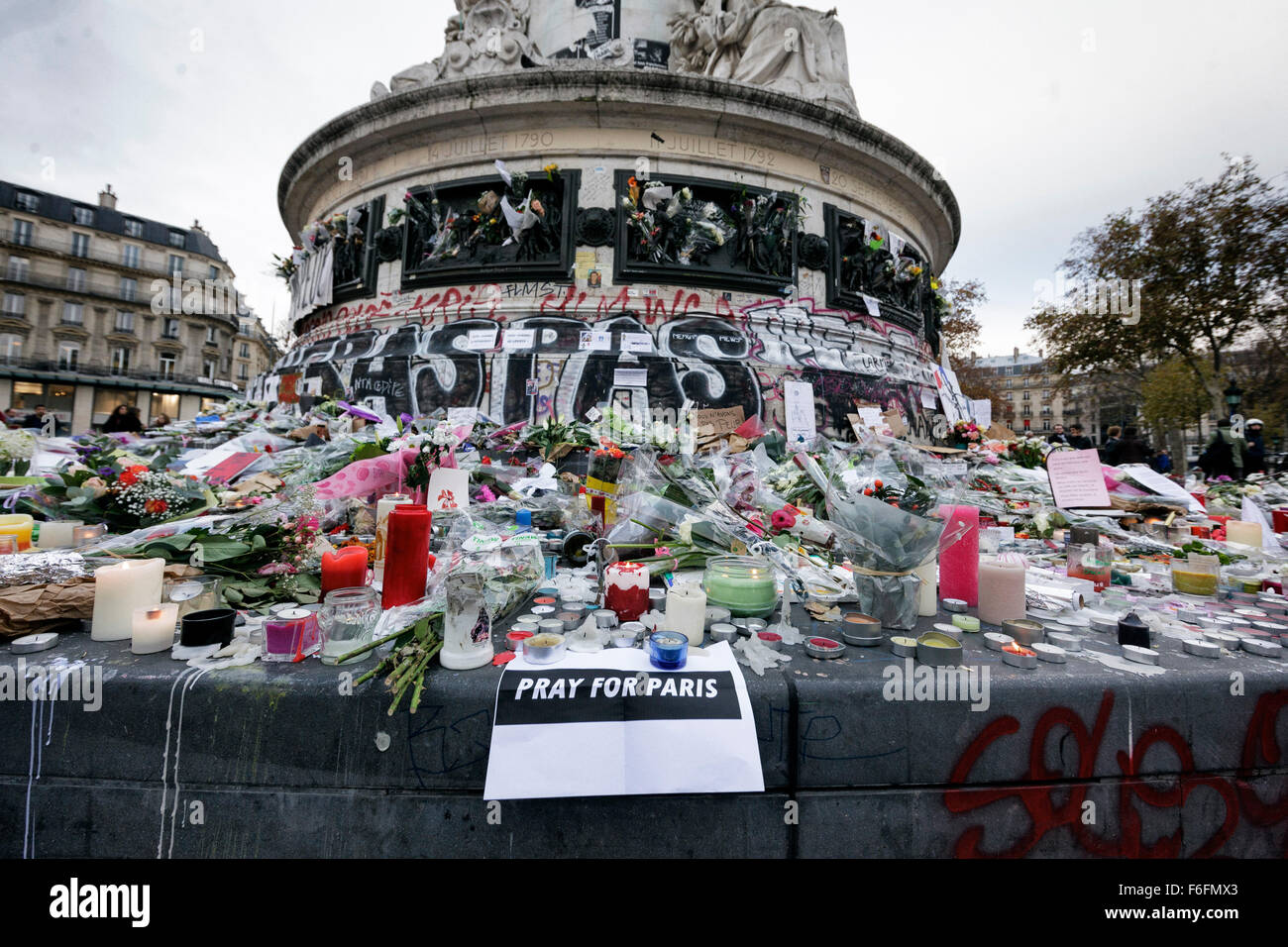 Parigi, Francia. 16 Novembre, 2015. In seguito il 13 novembre attacchi terroristici, place de la Republique, (Piazza della Repubblica) è diventato un ripiego memoriale per le vittime. In una serie di atti di violenza, circa 129 persone sono state uccidendo in sparatorie e attentato suicida. ISIL o stato islamico ha rivendicato la responsabilità. Credito: Leo romanzo/Alamy Live News Foto Stock