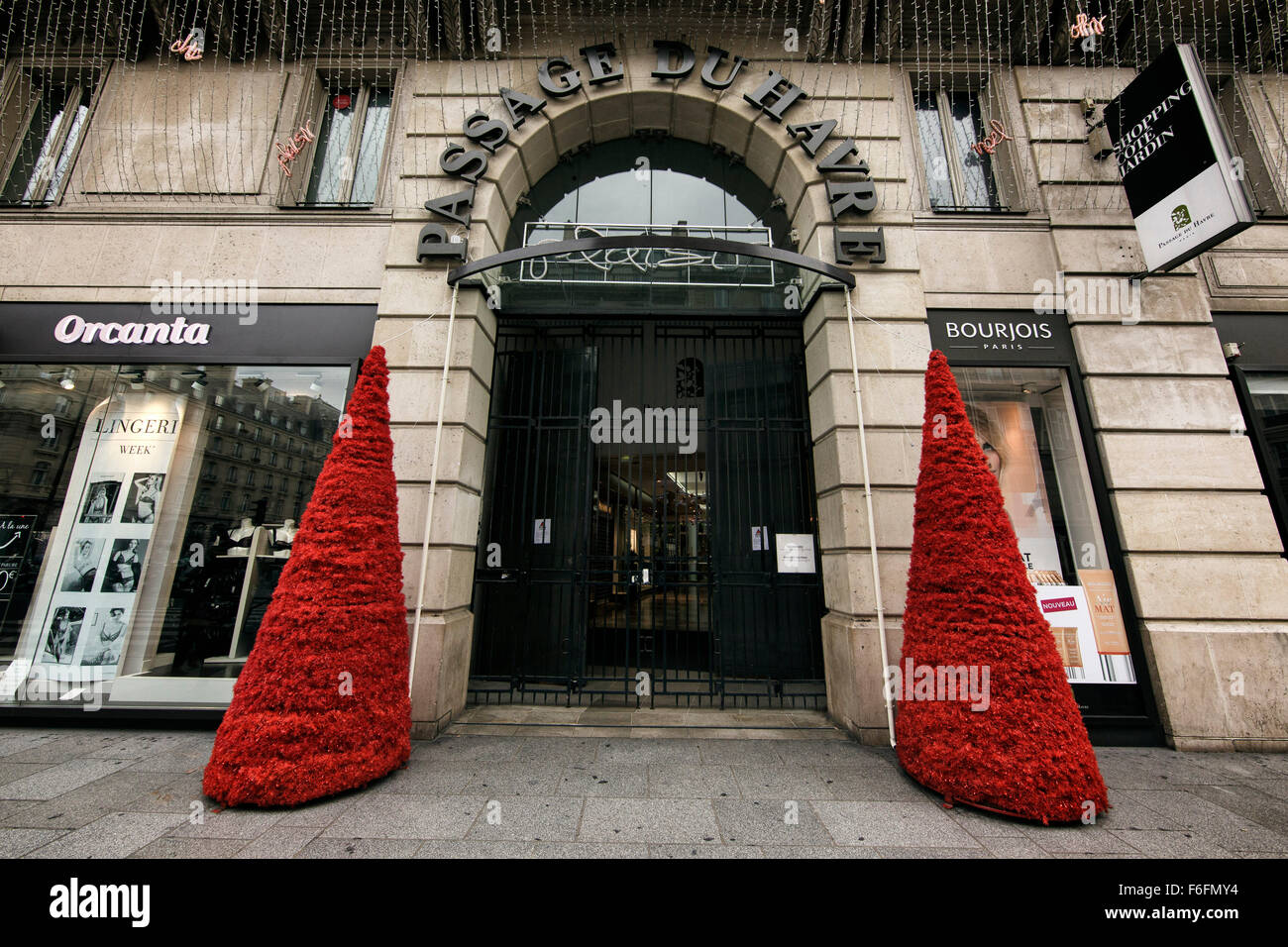 14 Novembre 2015 - Parigi, Francia in seguito agli attacchi terroristici, francese shopping mall passage du Havre è stato chiuso per 'security motivi" il sabato. Credito: Leo romanzo/Alamy Live News Foto Stock