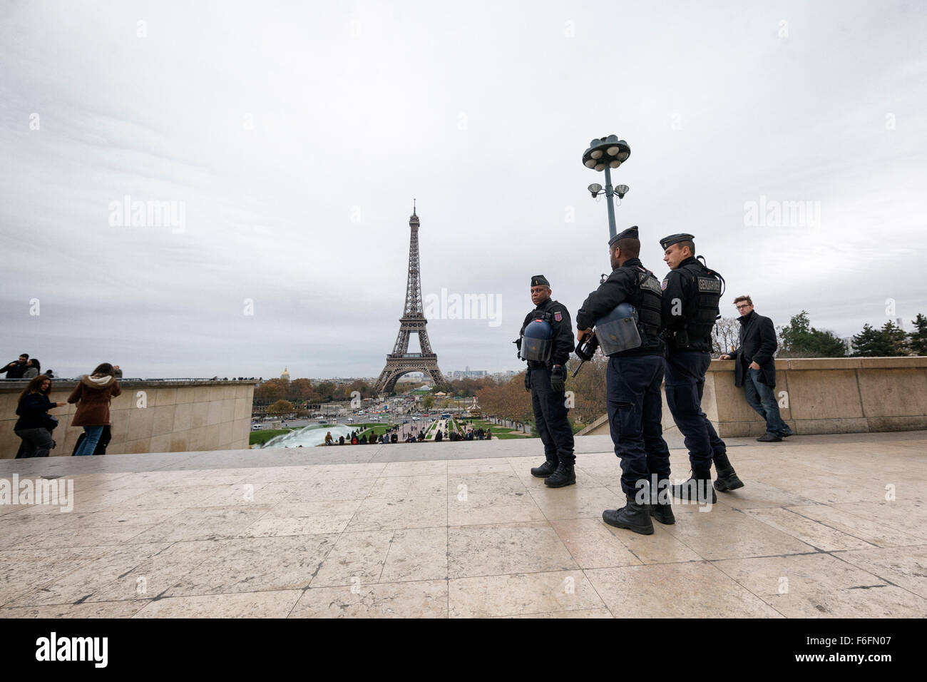 14 Novembre 2015 - Parigi, Francia in seguito agli attacchi terroristici, la Torre Eiffel è stata chiusa per 'security motivi" il sabato. Forze militari e anti terrore le unità di polizia pattugliano la zona. Credito: Leo romanzo/Alamy Live News Foto Stock