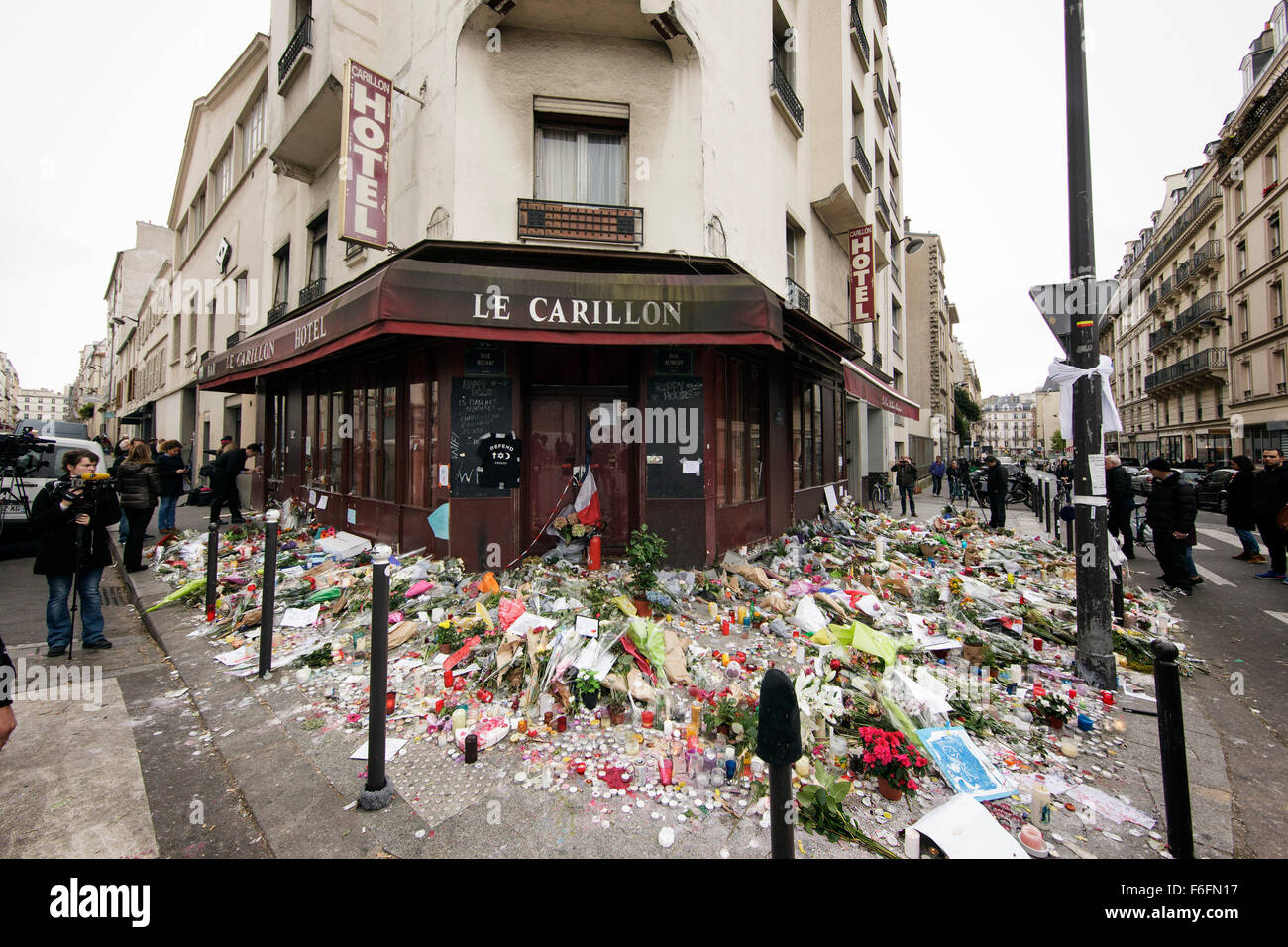 Parigi, Francia. 16 Novembre, 2015. Persone in lutto lay fiori e candele di luce davanti Le Carillon ristorante nel centro di Parigi in cui i cittadini hanno ucciso. In una serie di atti di violenza, circa 129 persone sono state uccidendo in sparatorie e attentato suicida. ISIL o stato islamico ha rivendicato la responsabilità. Credito: Leo romanzo/Alamy Live News Foto Stock