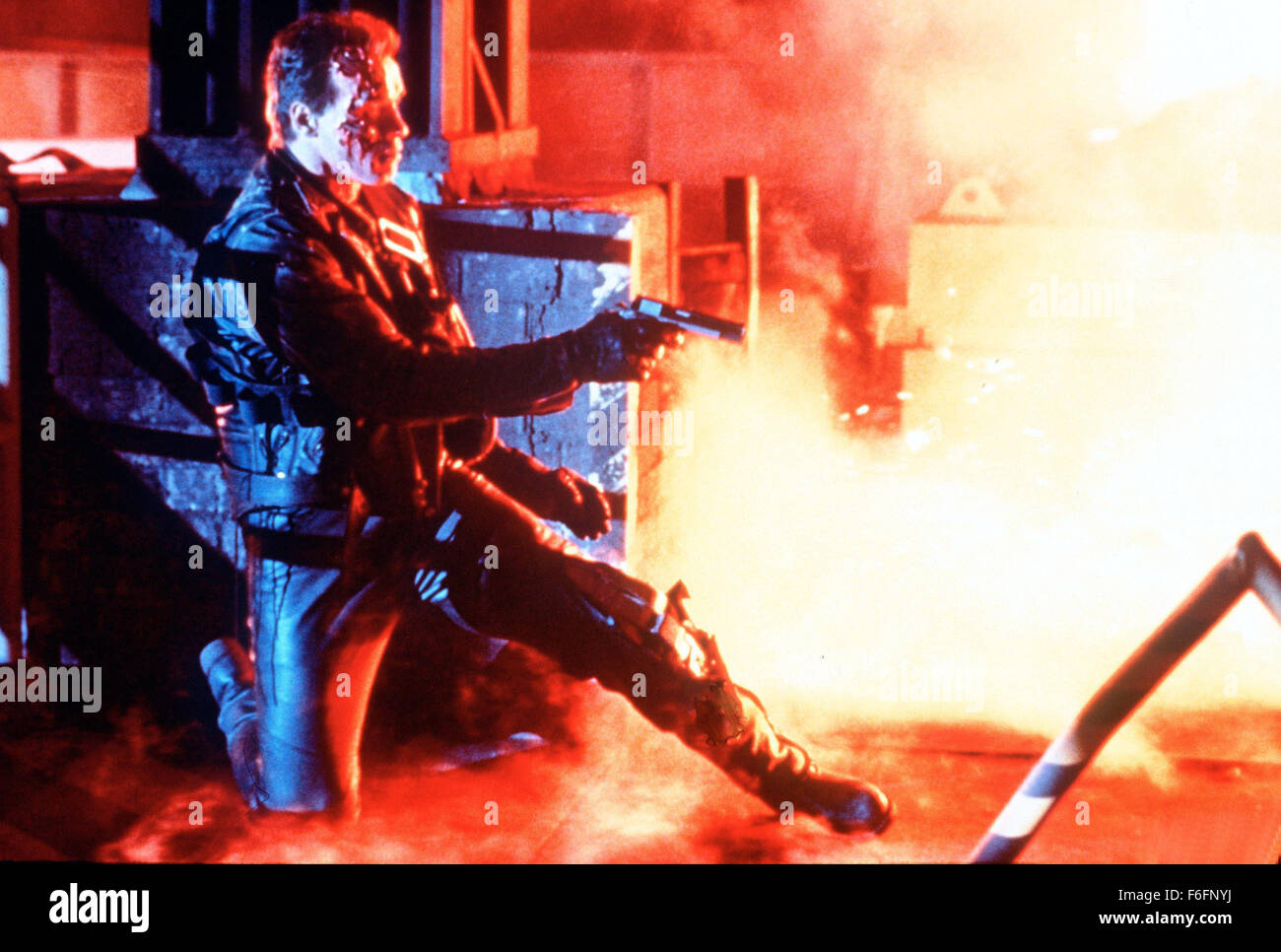 Data di rilascio: 3 luglio 1991. Il titolo del filmato: Terminator 2: il giorno del giudizio. STUDIO: TriStar Pictures. Trama: Il cyborg che ancora una volta ha cercato di uccidere Sarah Connor deve ora proteggere suo figlio adolescente, John Connor, da un ancora più potente e avanzata di terminazione. Nella foto: Arnold Schwarzenegger come terminatore. Foto Stock