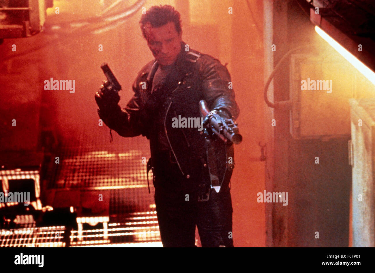 Data di rilascio: 3 luglio 1991. Il titolo del filmato: Terminator 2: il giorno del giudizio. STUDIO: TriStar Pictures. Trama: Il cyborg che ancora una volta ha cercato di uccidere Sarah Connor deve ora proteggere suo figlio adolescente, John Connor, da un ancora più potente e avanzata di terminazione. Nella foto: Arnold Schwarzenegger come terminatore. Foto Stock