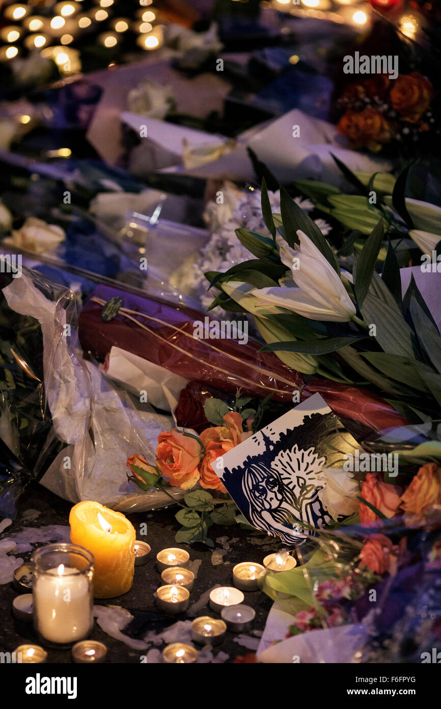 14 Novembre 2015 - Parigi, Francia lutto lay fiori e candele di luce accanto al Bataclan concerto nel centro di Parigi. In una serie di atti di violenza, circa 129 persone sono state uccidendo in sparatorie e attentato suicida. Credito: Leo romanzo/Alamy Live News Foto Stock