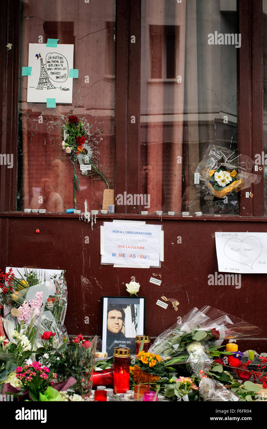 Parigi, Francia. 16 Novembre, 2015. Fori di proiettile rimangono intatti sul vetro anteriore di Le Carillon ristorante nel centro di Parigi in cui i cittadini hanno ucciso. In una serie di atti di violenza, circa 129 persone sono state uccidendo in sparatorie e attentato suicida. ISIL o stato islamico ha rivendicato la responsabilità. Credito: Leo romanzo/Alamy Live News Foto Stock