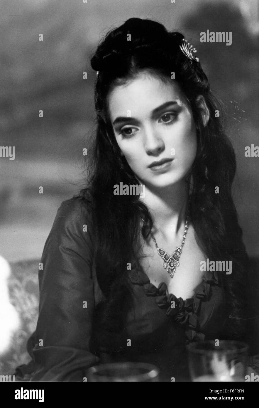 Nov 11, 1992; Hollywood, CA, Stati Uniti d'America; attrice Winona Ryder stelle come Mina Murray nel romantico horror thriller 'Bram Stoker Dracula dell' diretto da Francis Ford Coppola. Foto Stock