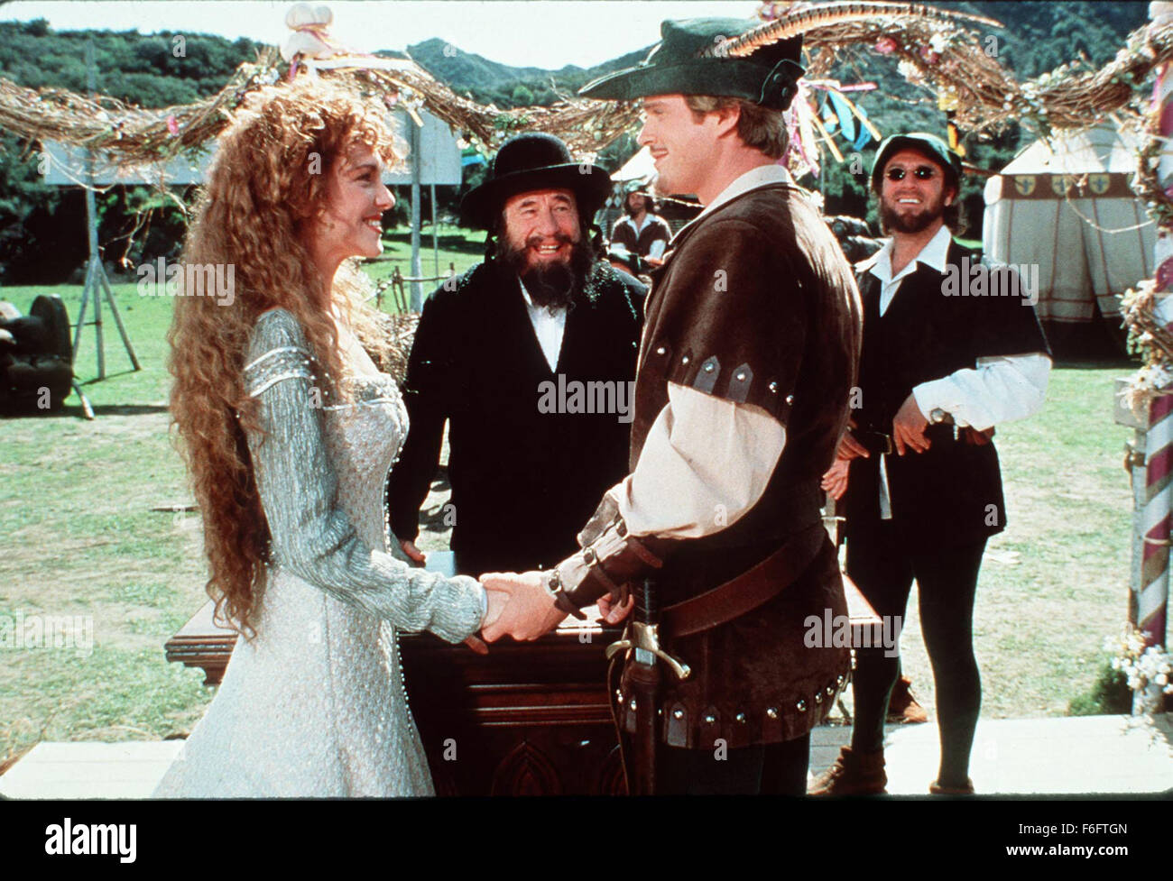 Giu 28, 1993; Londra, Inghilterra; AMY YASBECK come cameriera Marion, Mel Brooks come Rabbino Tuckman, CARY ELWES come Robin Hood e MARK BLANKFIELD come Blinkin nella commedia ''Robin Hood: uomini in collant" diretto da Mel Brooks. Foto Stock