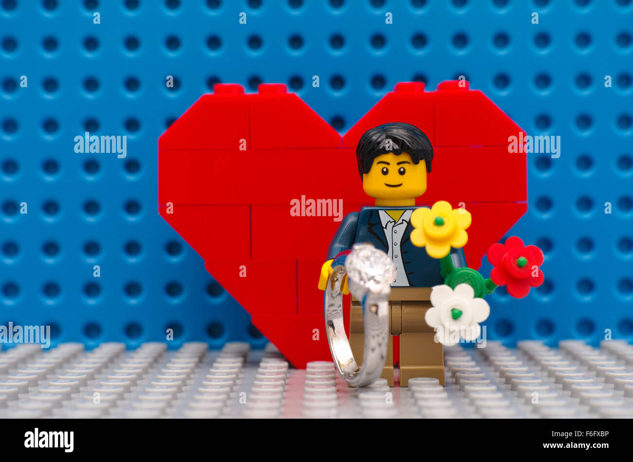 Tambov, Federazione Russa - 03 settembre 2015 Lego minifigure uomo con  anello e fiori in piedi nella parte anteriore del cuore Foto stock - Alamy