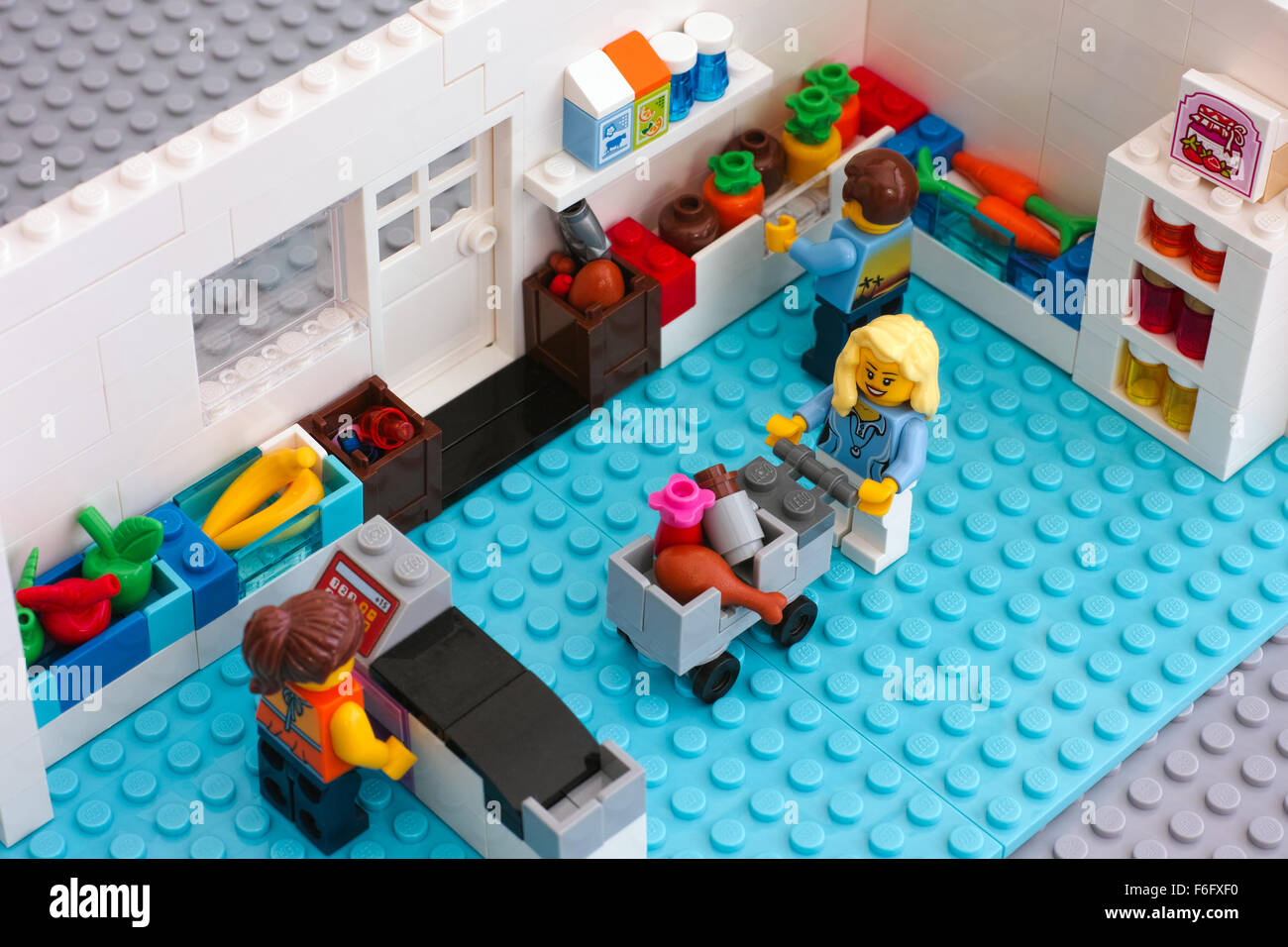 Tambov, Federazione Russa - 10 settembre 2015 Lego negozio di alimentari con  acquirenti e venditori al registratore di cassa. Serie personalizzata Foto  stock - Alamy