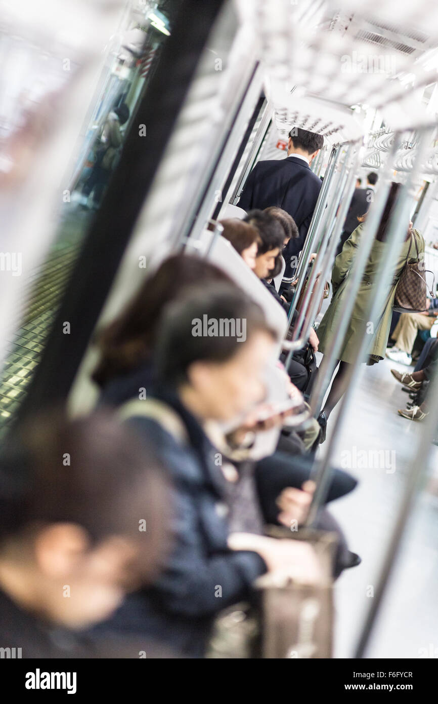 I passeggeri in viaggio da Tokyo metropolitana. Foto Stock