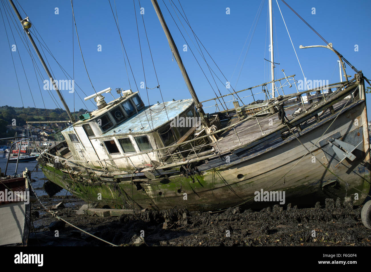 Una vecchia imbarcazione giace trascurato sul fiume Penryn in Cornwall, Regno Unito Foto Stock