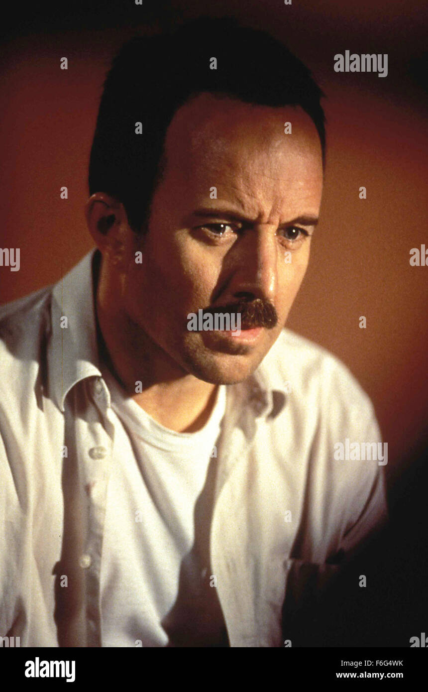 Data di rilascio: 10 novembre 1996. Il titolo del filmato: l'uomo che ha catturato Eichmann. STUDIO: macellaio di film. Trama: Nel 1960, il popolo israeliano del servizio segreto apprende che la ex SS-Lietuenant Colonnello Adolf Eichmann, che fu una delle figure chiave per l'olocausto ebraico della II Guerra Mondiale, è vivere sotto lo pseudonimo di Ricardo Clemente in Argentina. Il film così esplora l'Israeliano sforzo di catturare Eichmann, come visto dalla prospettiva dell'agente di leader del progetto, così come dare fuoco a Eichmann la propria spiegazioni dei crimini da lui commessi. Nella foto: ARLISS HOWARD come Peter Malkin. Foto Stock