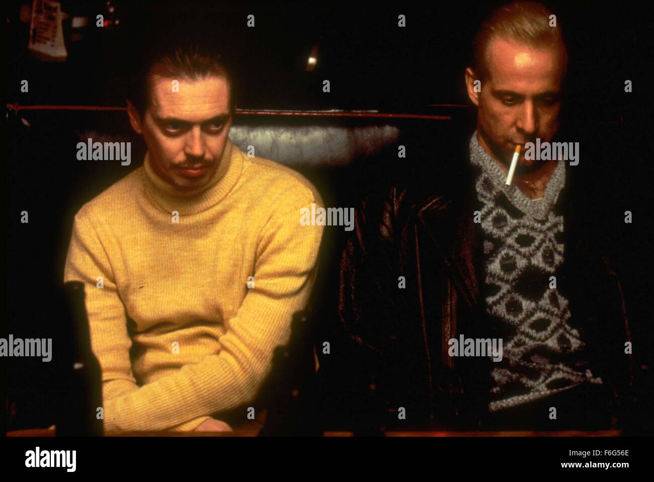 Il titolo del film: Fargo. Direttore: Joel Coen. STUDIO: Gramercy Pictures. Trama: Una bizzarra, intelligente, rapire cappero e black comedy; un racconto di avidità e la criminalità che coinvolgono un finanziariamente colpita Midwestern venditore auto Jerry Lundegaard (William H. Macy) che regimi ineptly di rapire la propria moglie Jean (Kristin Rudrid). Quando il suo assunto scagnozzi Carl e Gaear (Steve Buscemi e Peter Stormare) pasticcio il rapimento, il loro piano omicida è persistentemente investigato da Marge Gunderson (Frances McDormand), la molto incinta capo di polizia. Vincitore di 2 premi Oscar: Miglior Attrice (McDormand), miglior schermo Foto Stock