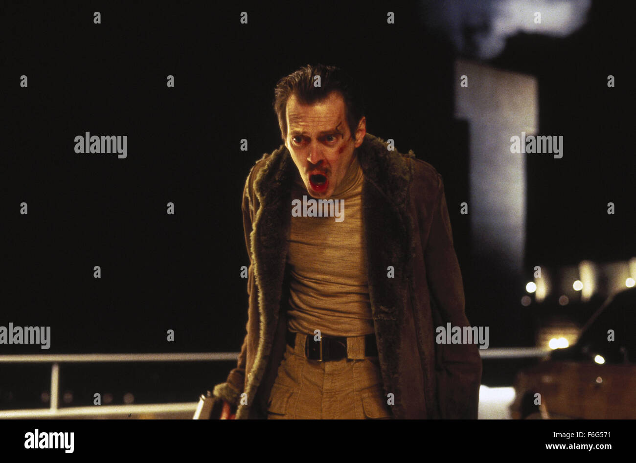 Il titolo del film: Fargo. Direttore: Joel Coen. STUDIO: Gramercy Pictures. Trama: Una bizzarra, intelligente, rapire cappero e black comedy; un racconto di avidità e la criminalità che coinvolgono un finanziariamente colpita Midwestern venditore auto Jerry Lundegaard (William H. Macy) che regimi ineptly di rapire la propria moglie Jean (Kristin Rudrid). Quando il suo assunto scagnozzi Carl e Gaear (Steve Buscemi e Peter Stormare) pasticcio il rapimento, il loro piano omicida è persistentemente investigato da Marge Gunderson (Frances McDormand), la molto incinta capo di polizia. Vincitore di 2 premi Oscar: Miglior Attrice (McDormand), miglior schermo Foto Stock