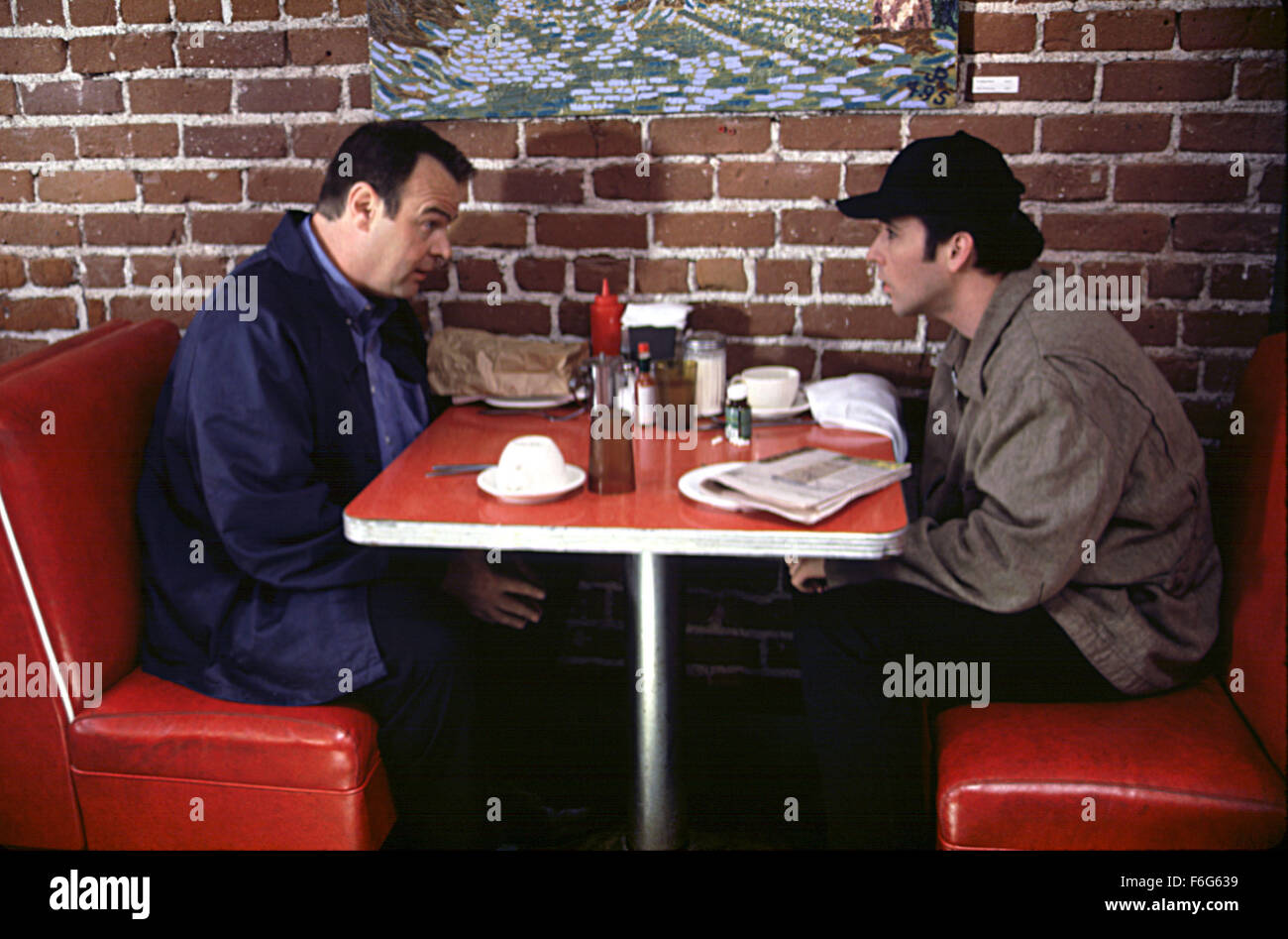 Gli attori Dan Aykroyd come drogheria e John Cusack come Martin Q.fustellato in 'Grosse Pointe Blanke.". Foto Stock