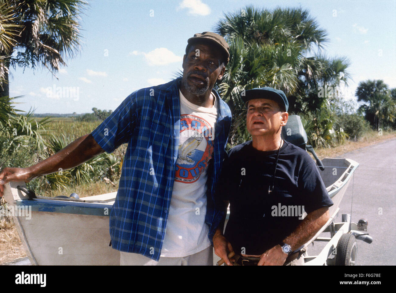 Maggio 30, 1997; Los Angeles, CA, Stati Uniti d'America; attore JOE PESCI stelle come Joe Acque e Danny Glover come Gus verde nella foto di Hollywood commedia, "Gone Fishin'. Foto Stock