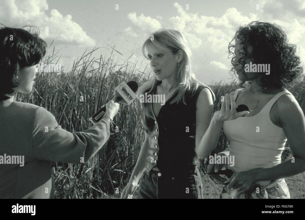 Maggio 30, 1997; Los Angeles, CA, Stati Uniti d'America; attrice ROSANNA ARQUETTE stelle come Rita e LYNN WHITFIELD come Angie in Hollywood Foto commedia, "Gone Fishin'. Foto Stock