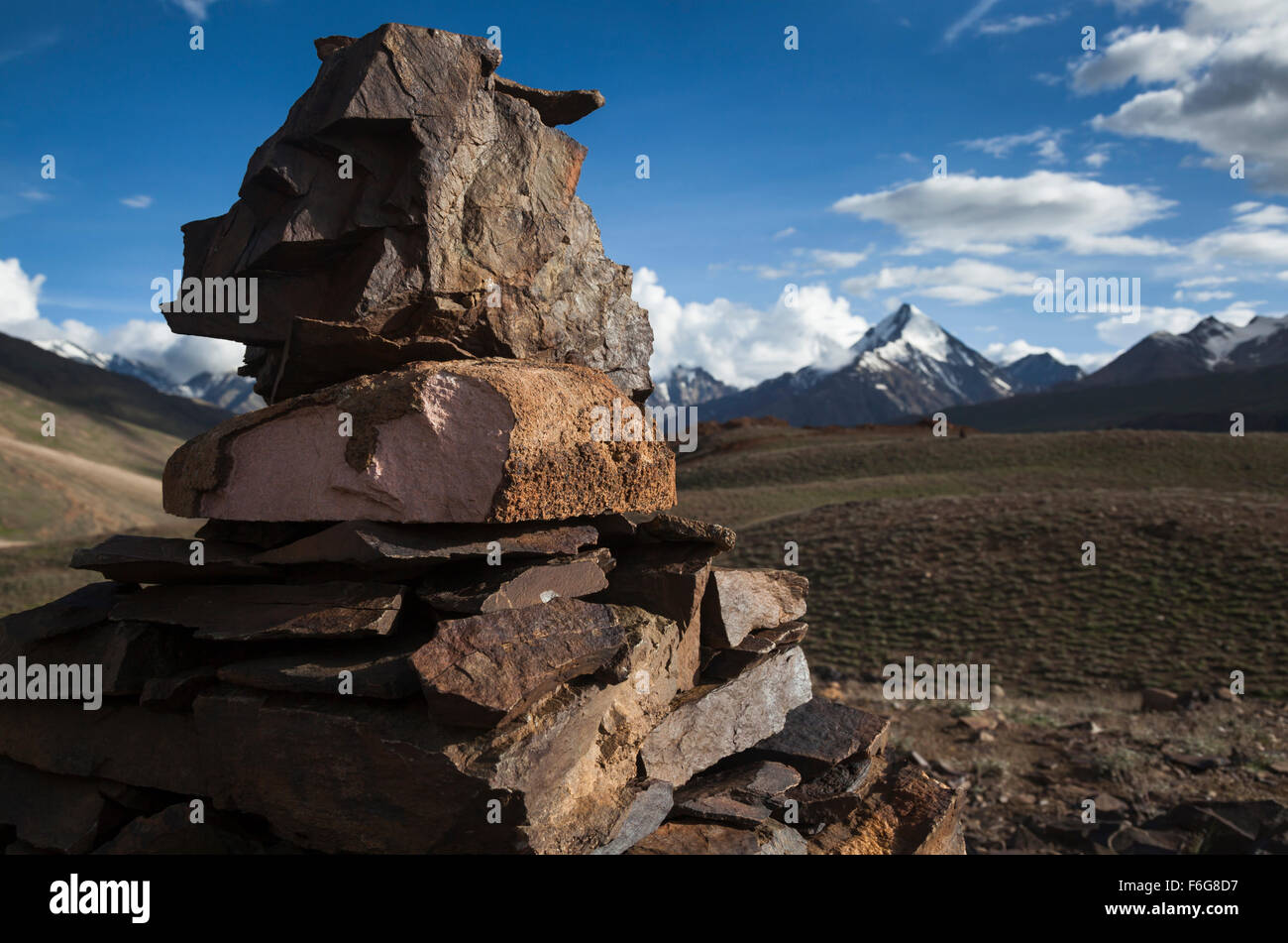 Chorten o pila di rocce memorial presso Kunzum Pass tra Spiti e Lahaul valley, Himachal Pradesh, India del Nord Foto Stock