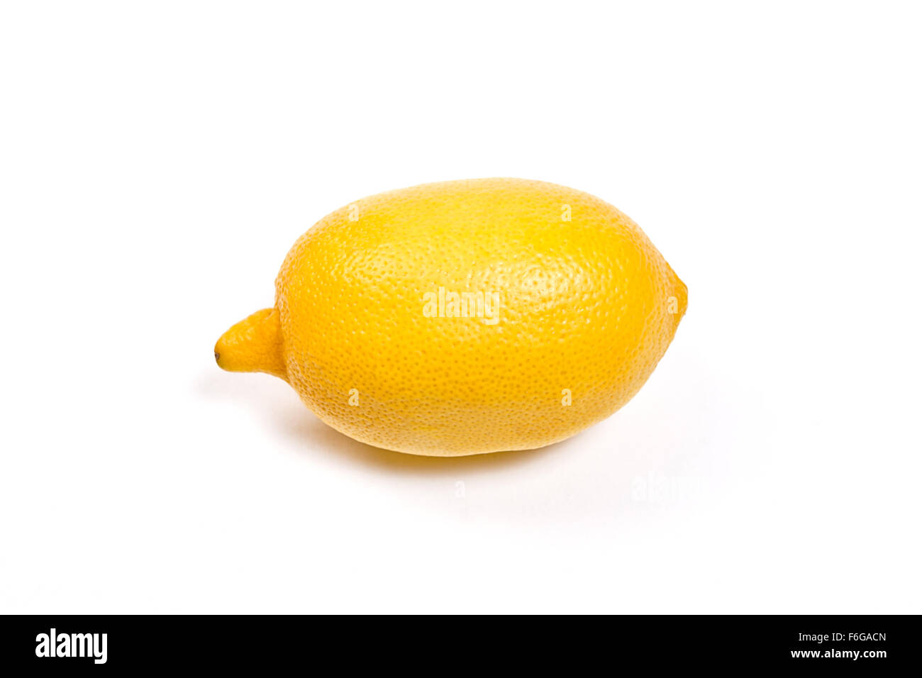 Giallo limone maturo isolato su uno sfondo bianco. Foto Stock