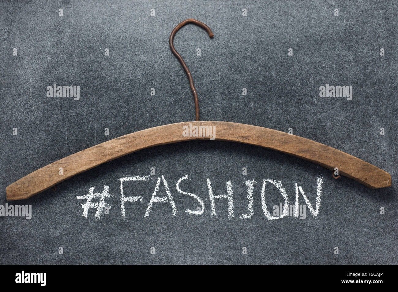 Hashtag fashion firma manoscritta su lavagna con vintage appendiabiti in legno Foto Stock