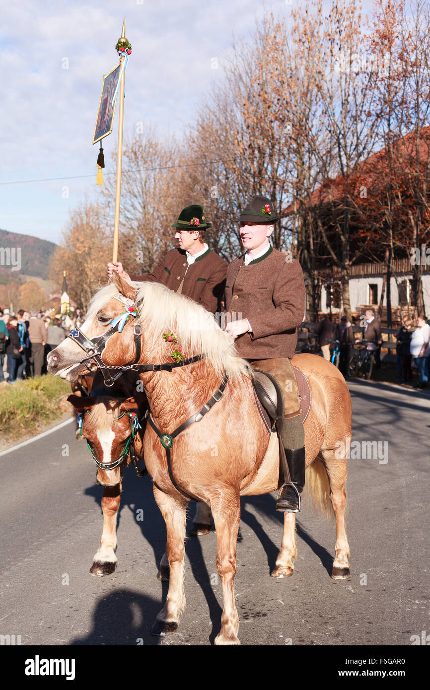 Decorate in carrozza con la preghiera le persone all'interno, vestito in tradizionali abiti bavarese, andare da Schliersee di Fischhausen per la Chiesa di San Leonardo. Foto Stock