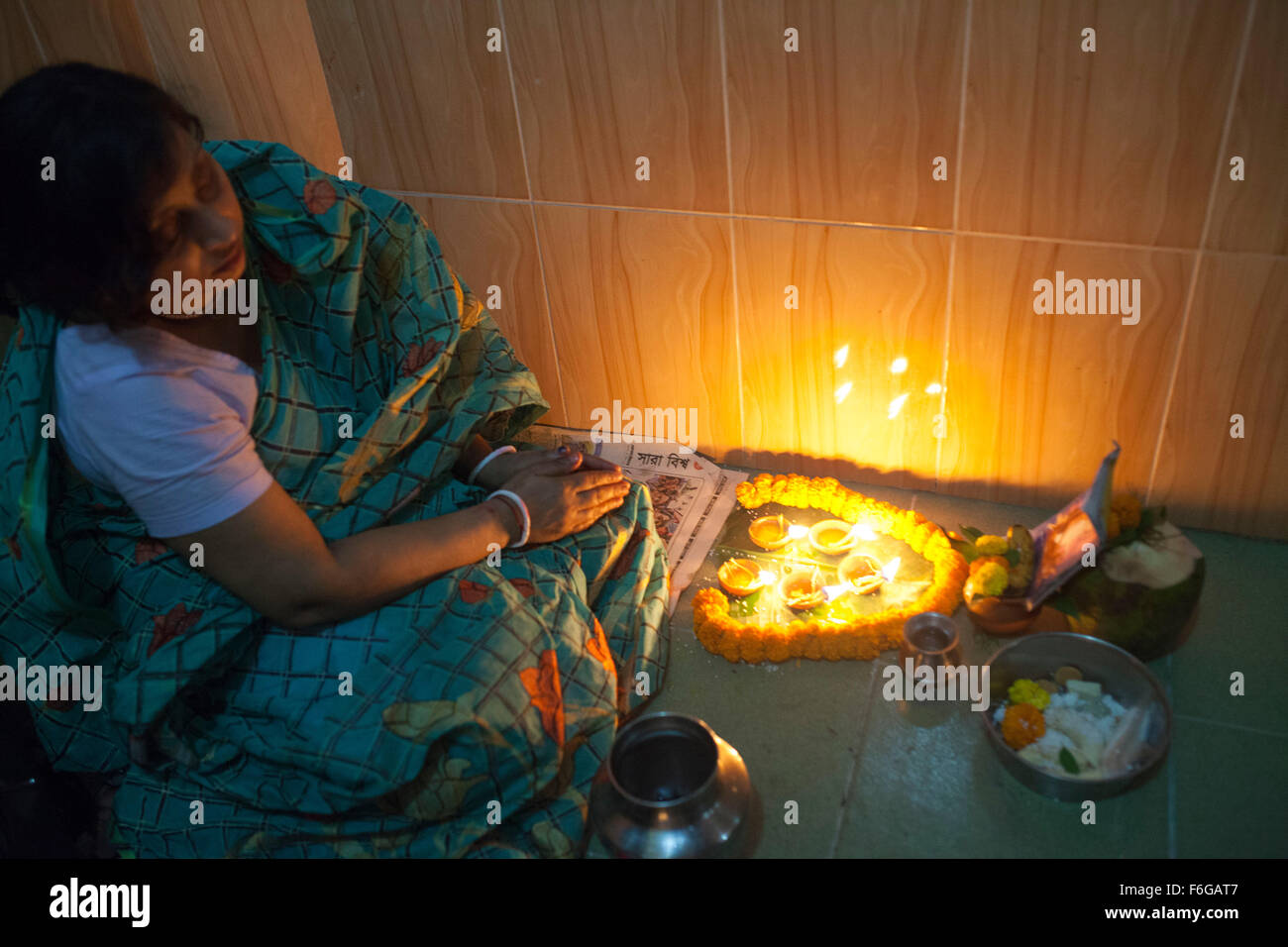 Dacca in Bangladesh. 17 Nov 2015. Migliaia di devoti indù si siede con Prodip e prega Dio di fronte Shri Shri Lokanath Brahmachari Ashram tempio durante il Kartik Brati o Rakher Upobash Dhaka il 17 novembre 2015. Ogni anno migliaia di devoti indù si riuniscono di fronte di Shri Shri Lokenath Brahmachari Ashram tempio per il Kartik Brati o Rakher Upobash festival religioso in Barodi, vicino a Dacca in Bangladesh. Fedeli di sedersi di fronte luce delle candele ( chiamato localmente come Prodip ) e assorbire nella preghiera...Lokenath Brahmachari chi è chiamato Baba Lokenath era un 18t Foto Stock