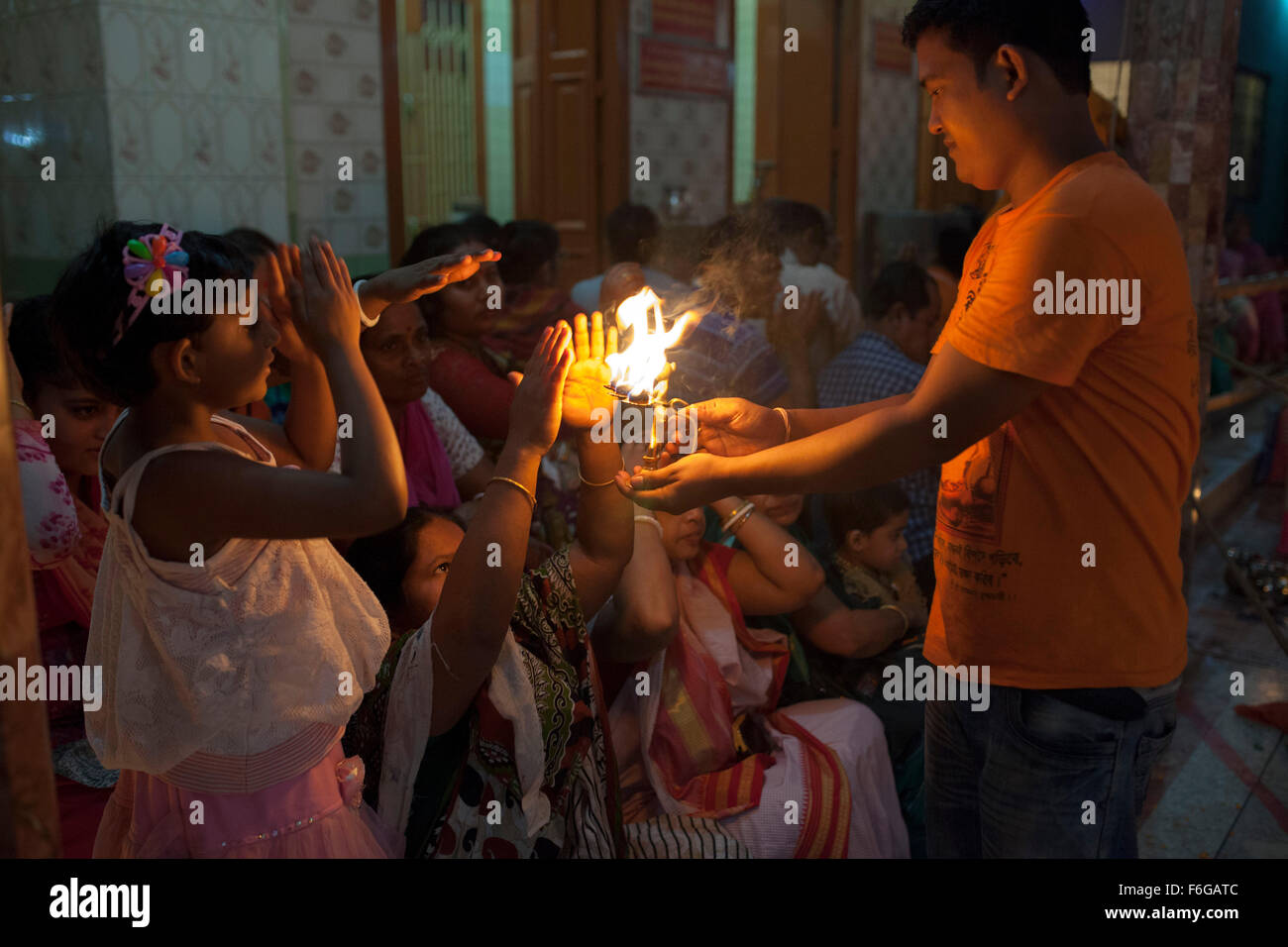 Dacca in Bangladesh. 17 Nov 2015. Migliaia di devoti indù si siede con Prodip e prega Dio di fronte Shri Shri Lokanath Brahmachari Ashram tempio durante il Kartik Brati o Rakher Upobash Dhaka il 17 novembre 2015. Ogni anno migliaia di devoti indù si riuniscono di fronte di Shri Shri Lokenath Brahmachari Ashram tempio per il Kartik Brati o Rakher Upobash festival religioso in Barodi, vicino a Dacca in Bangladesh. Fedeli di sedersi di fronte luce delle candele ( chiamato localmente come Prodip ) e assorbire nella preghiera...Lokenath Brahmachari chi è chiamato Baba Lokenath era un 18t Foto Stock