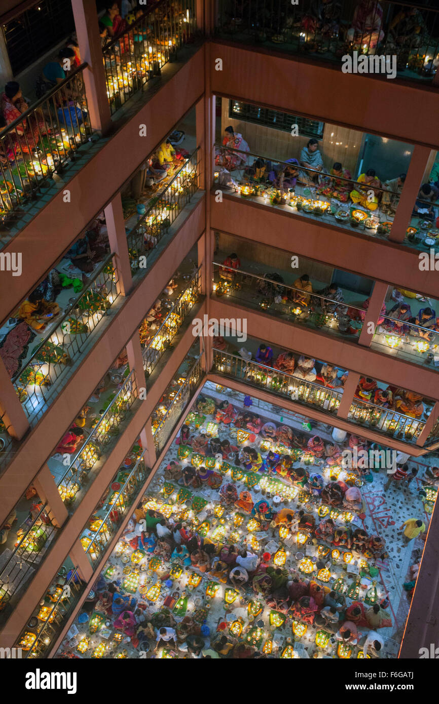 Dacca in Bangladesh. 17 Nov 2015. Migliaia di devoti indù si siede con Prodip e prega Dio di fronte Shri Shri Lokanath Brahmachari Ashram tempio durante il Kartik Brati o Rakher Upobash Dhaka il 17 novembre 2015. Ogni anno migliaia di devoti indù si riuniscono di fronte di Shri Shri Lokenath Brahmachari Ashram tempio per il Kartik Brati o Rakher Upobash festival religioso in Barodi, vicino a Dacca in Bangladesh. Fedeli di sedersi di fronte luce delle candele ( chiamato localmente come Prodip ) e assorbire nella preghiera...Lokenath Brahmachari chi è chiamato Baba Lokenath era un 18t Foto Stock