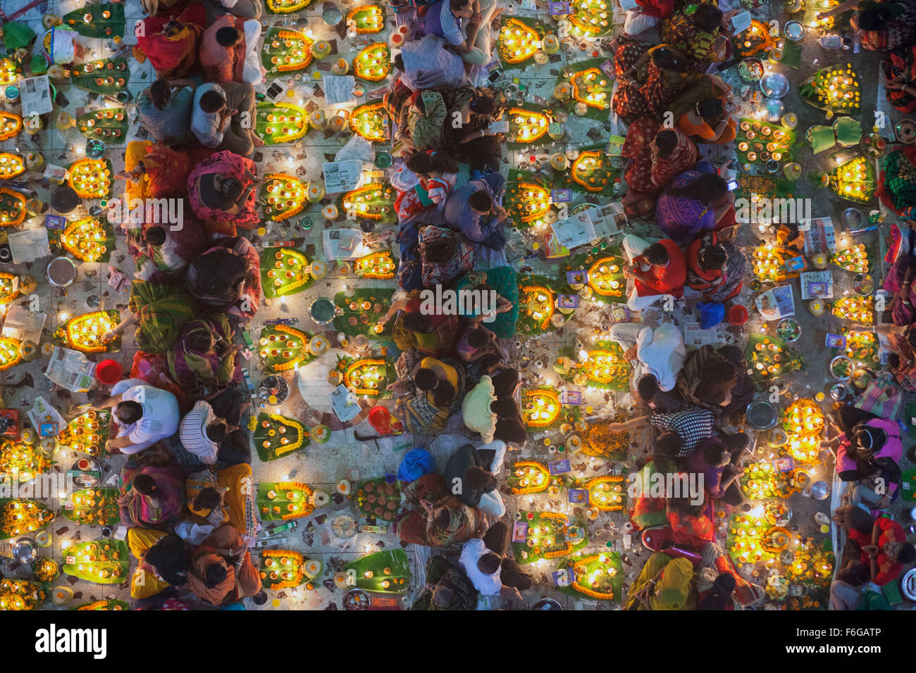 Dacca in Bangladesh. 17 Nov 2015. Migliaia di devoti indù si siede con Prodip e prega Dio di fronte Shri Shri Lokanath Brahmachari Ashram tempio durante il Kartik Brati o Rakher Upobash Dhaka il 17 novembre 2015. Ogni anno migliaia di devoti indù si riuniscono di fronte di Shri Shri Lokenath Brahmachari Ashram tempio per il Kartik Brati o Rakher Upobash festival religioso in Barodi, vicino a Dacca in Bangladesh. Fedeli di sedersi di fronte luce delle candele ( chiamato localmente come Prodip ) e assorbire nella preghiera...Lokenath Brahmachari chi è chiamato Baba Lokenath era un 18t Foto Stock