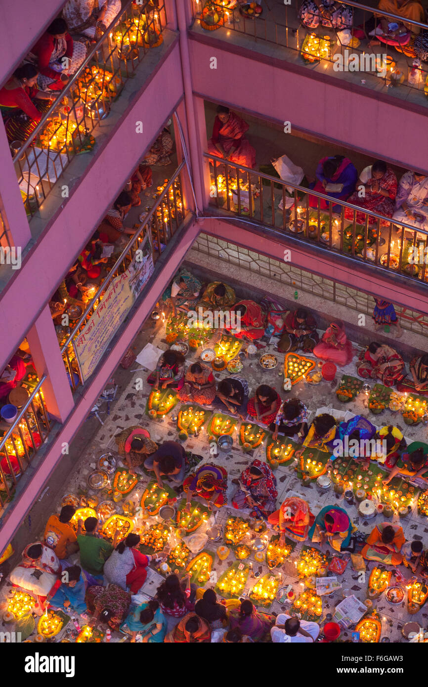 Dacca in Bangladesh. 17 Nov 2015. Migliaia di devoti indù si siede con Prodip e prega Dio di fronte Shri Shri Lokanath Brahmachari Ashram tempio durante il Kartik Brati o Rakher Upobash Dhaka il 17 novembre 2015. Ogni anno migliaia di devoti indù si riuniscono di fronte di Shri Shri Lokenath Brahmachari Ashram tempio per il Kartik Brati o Rakher Upobash festival religioso in Barodi, vicino a Dacca in Bangladesh. Fedeli di sedersi di fronte luce delle candele ( chiamato localmente come Prodip ) e assorbire nella preghiera...Lokenath Brahmachari chi è chiamato Baba Lokenath era un 18t Foto Stock