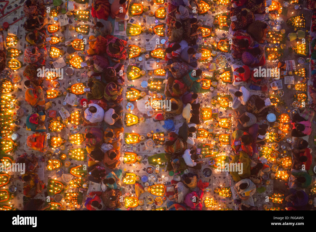 Dacca in Bangladesh. 17 Nov 2015. Migliaia di devoti indù si siede con Prodip e prega Dio di fronte Shri Shri Lokanath Brahmachari Ashram tempio durante il Kartik Brati o Rakher Upobash Dhaka il 17 novembre 2015. Ogni anno migliaia di devoti indù si riuniscono di fronte di Shri Shri Lokenath Brahmachari Ashram tempio per il Kartik Brati o Rakher Upobash festival religioso in Barodi, vicino a Dacca in Bangladesh. Fedeli di sedersi di fronte luce delle candele ( chiamato localmente come Prodip ) e assorbire nella preghiera...Lokenath Brahmachari chi è chiamato Baba Lokenath era un 18t Foto Stock