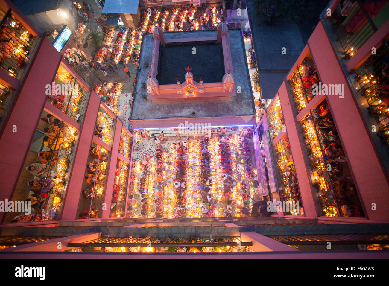 Dacca in Bangladesh. 17 Nov 2015. Migliaia di devoti indù si siede con Prodip e prega Dio di fronte Shri Shri Lokanath Brahmachari Ashram tempio durante il Kartik Brati o Rakher Upobash Dhaka il 17 novembre 2015. Ogni anno migliaia di devoti indù si riuniscono di fronte di Shri Shri Lokenath Brahmachari Ashram tempio per il Kartik Brati o Rakher Upobash festival religioso in Barodi, vicino a Dacca in Bangladesh. Fedeli di sedersi di fronte luce delle candele ( chiamato localmente come Prodip ) e assorbire nella preghiera...Lokenath Brahmachari chi è chiamato Baba Lokenath era un 18t Foto Stock