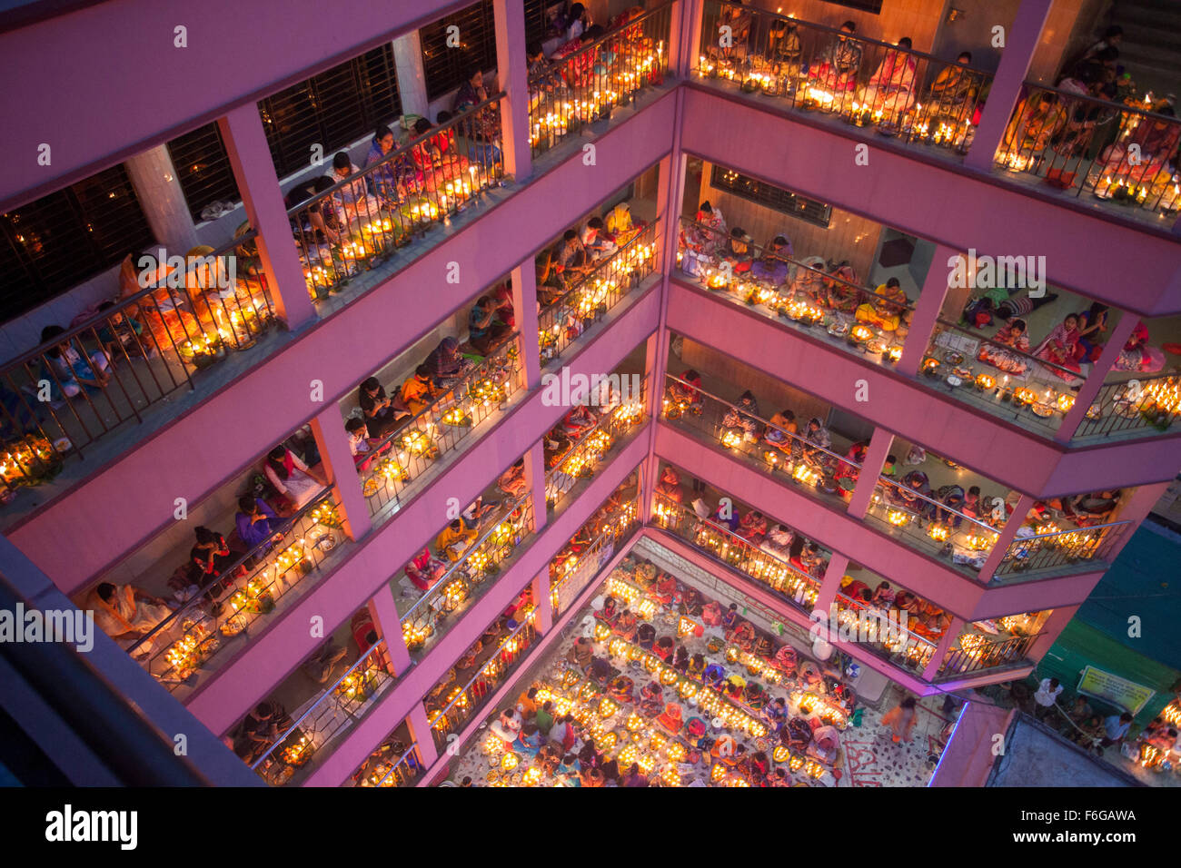 Dacca in Bangladesh. 17 Nov 2015. Migliaia di devoti indù si siede con Prodip e prega Dio di fronte Shri Shri Lokanath Brahmachari Ashram tempio durante il Kartik Brati o Rakher Upobash Dhaka il 17 novembre 2015. Ogni anno migliaia di devoti indù si riuniscono di fronte di Shri Shri Lokenath Brahmachari Ashram tempio per il Kartik Brati o Rakher Upobash festival religioso in Barodi, vicino a Dacca in Bangladesh. Fedeli di sedersi di fronte luce delle candele ( chiamato localmente come Prodip ) e assorbire nella preghiera...Lokenath Brahmachari chi è chiamato Baba Lokenath era un 18t Foto Stock