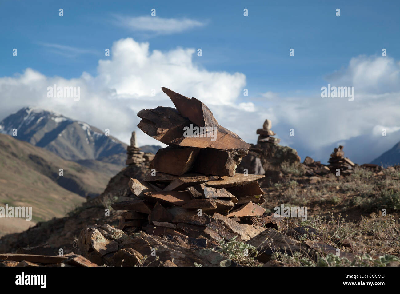 Chorten o pila di rocce memorial presso Kunzum Pass tra Spiti e Lahaul valley, Himachal Pradesh, India del Nord Foto Stock