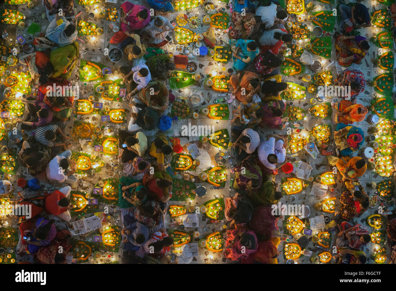 Dacca in Bangladesh. 17 Nov 2015. Migliaia di devoti indù si siede con Prodip e prega Dio di fronte Shri Shri Lokanath Brahmachari Ashram tempio durante il Kartik Brati o Rakher Upobash Dhaka il 17 novembre 2015. Ogni anno migliaia di devoti indù si riuniscono di fronte di Shri Shri Lokenath Brahmachari Ashram tempio per il Kartik Brati o Rakher Upobash festival religioso in Barodi, vicino a Dacca in Bangladesh. Fedeli di sedersi di fronte luce delle candele ( chiamato localmente come Prodip ) e assorbire nella preghiera...Lokenath Brahmachari chi è chiamato Baba Lokenath era un 18t Foto Stock