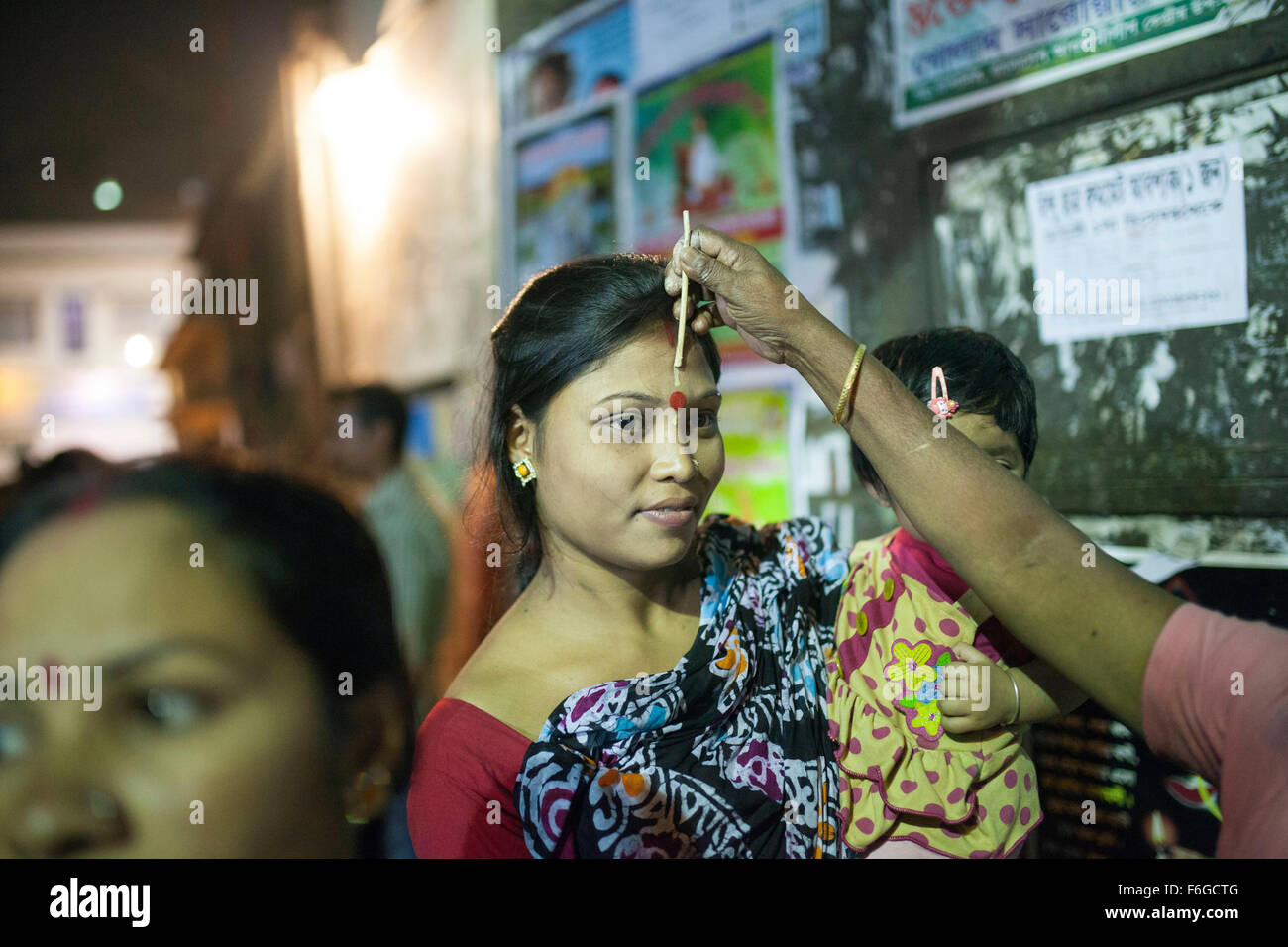 Dacca in Bangladesh. 17 Nov 2015. Migliaia di devoti indù si siede con Prodip e prega Dio di fronte Shri Shri Lokanath Brahmachari Ashram tempio durante il Kartik Brati o Rakher Upobash Dhaka il 17 novembre 2015. Ogni anno migliaia di devoti indù si riuniscono di fronte di Shri Shri Lokenath Brahmachari Ashram tempio per il Kartik Brati o Rakher Upobash festival religioso in Barodi, vicino a Dacca in Bangladesh. Fedeli di sedersi di fronte luce delle candele ( chiamato localmente come Prodip ) e assorbire nella preghiera...Lokenath Brahmachari chi è chiamato Baba Lokenath era un 18t Foto Stock