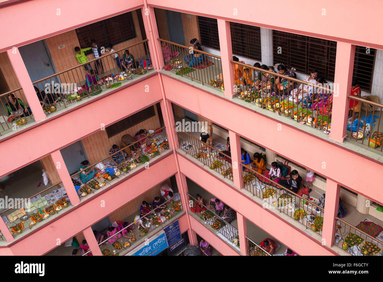 Dacca in Bangladesh. 17 Nov 2015. Migliaia di devoti indù si siede con Prodip e prega Dio di fronte Shri Shri Lokanath Brahmachari Ashram tempio durante il Kartik Brati o Rakher Upobash Dhaka il 17 novembre 2015. Ogni anno migliaia di devoti indù si riuniscono di fronte di Shri Shri Lokenath Brahmachari Ashram tempio per il Kartik Brati o Rakher Upobash festival religioso in Barodi, vicino a Dacca in Bangladesh. Fedeli di sedersi di fronte luce delle candele ( chiamato localmente come Prodip ) e assorbire nella preghiera...Lokenath Brahmachari chi è chiamato Baba Lokenath era un 18t Foto Stock