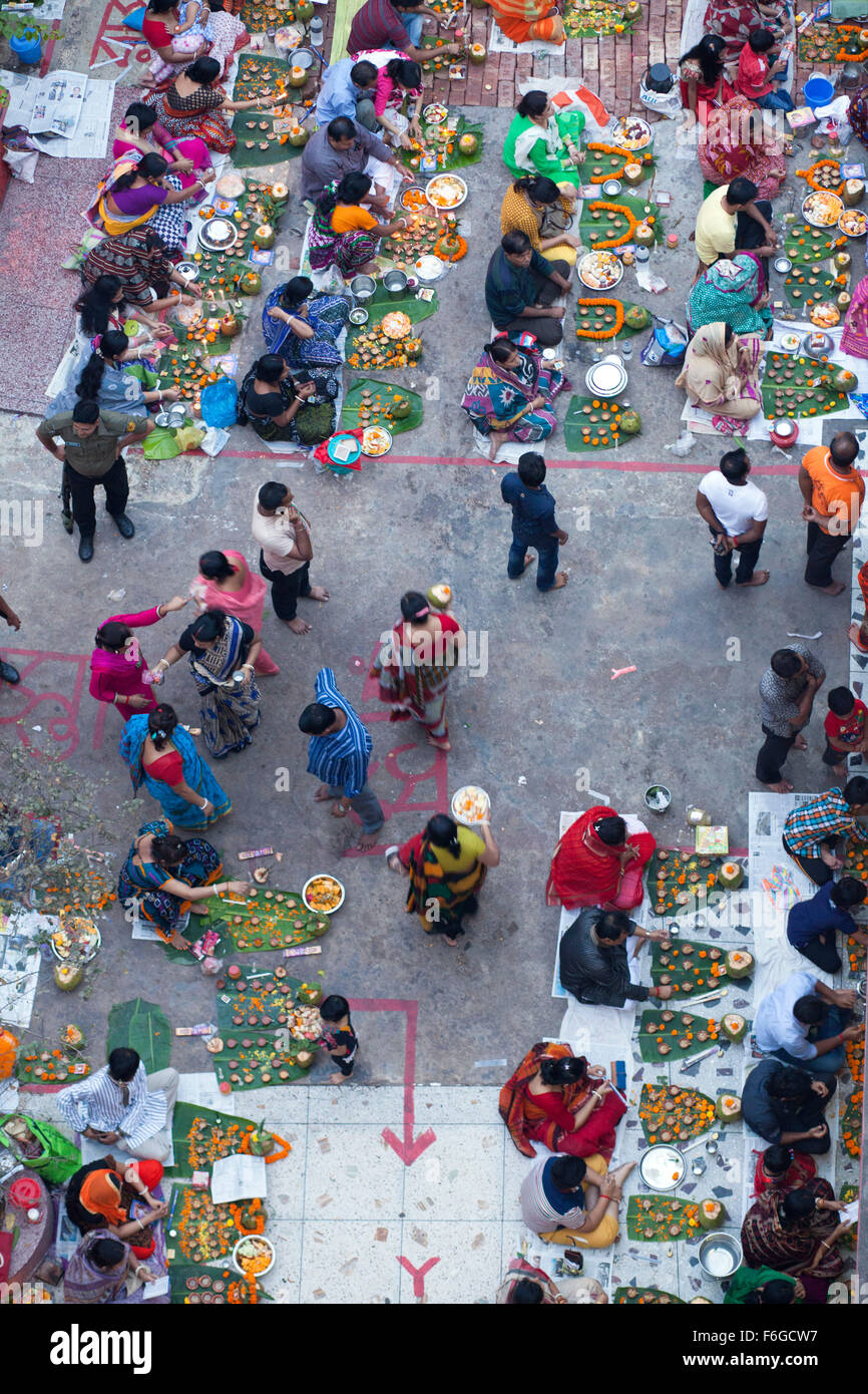 Dacca in Bangladesh. 17 Nov 2015. Migliaia di devoti indù si siede con Prodip e prega Dio di fronte Shri Shri Lokanath Brahmachari Ashram tempio durante il Kartik Brati o Rakher Upobash Dhaka il 17 novembre 2015. Ogni anno migliaia di devoti indù si riuniscono di fronte di Shri Shri Lokenath Brahmachari Ashram tempio per il Kartik Brati o Rakher Upobash festival religioso in Barodi, vicino a Dacca in Bangladesh. Fedeli di sedersi di fronte luce delle candele ( chiamato localmente come Prodip ) e assorbire nella preghiera...Lokenath Brahmachari chi è chiamato Baba Lokenath era un 18t Foto Stock