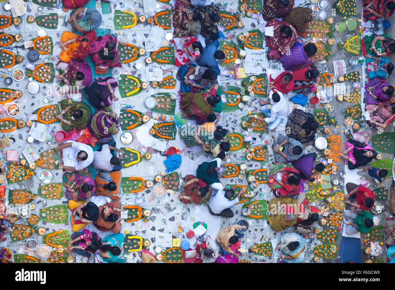 Dacca in Bangladesh. 17 Nov 2015. Migliaia di devoti indù si siede con Prodip e prega Dio di fronte Shri Shri Lokanath Brahmachari Ashram tempio durante il Kartik Brati o Rakher Upobash Dhaka il 17 novembre 2015. Ogni anno migliaia di devoti indù si riuniscono di fronte di Shri Shri Lokenath Brahmachari Ashram tempio per il Kartik Brati o Rakher Upobash festival religioso in Barodi, vicino a Dacca in Bangladesh. Fedeli di sedersi di fronte luce delle candele ( chiamato localmente come Prodip ) e assorbire nella preghiera...Lokenath Brahmachari chi è chiamato Baba Lokenath era un 18t Foto Stock