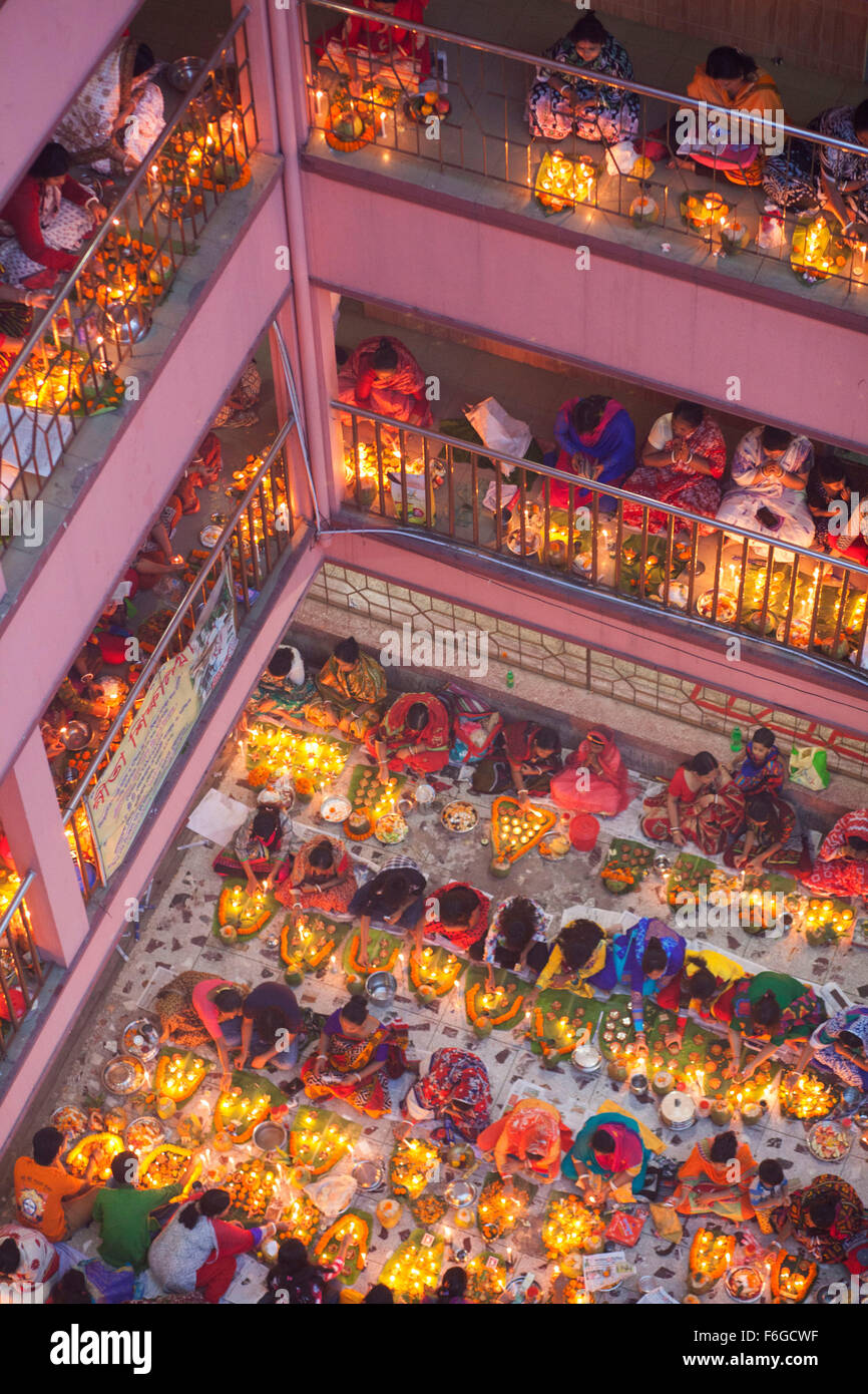 Dacca in Bangladesh. 17 Nov 2015. Migliaia di devoti indù si siede con Prodip e prega Dio di fronte Shri Shri Lokanath Brahmachari Ashram tempio durante il Kartik Brati o Rakher Upobash Dhaka il 17 novembre 2015. Ogni anno migliaia di devoti indù si riuniscono di fronte di Shri Shri Lokenath Brahmachari Ashram tempio per il Kartik Brati o Rakher Upobash festival religioso in Barodi, vicino a Dacca in Bangladesh. Fedeli di sedersi di fronte luce delle candele ( chiamato localmente come Prodip ) e assorbire nella preghiera...Lokenath Brahmachari chi è chiamato Baba Lokenath era un 18t Foto Stock