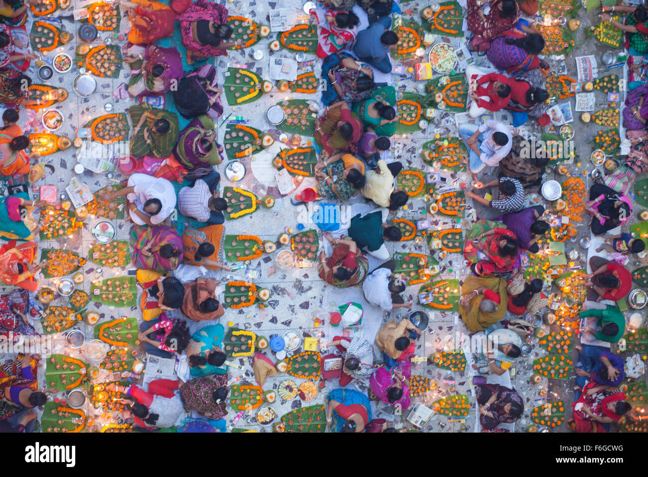 Dacca in Bangladesh. 17 Nov 2015. Migliaia di devoti indù si siede con Prodip e prega Dio di fronte Shri Shri Lokanath Brahmachari Ashram tempio durante il Kartik Brati o Rakher Upobash Dhaka il 17 novembre 2015. Ogni anno migliaia di devoti indù si riuniscono di fronte di Shri Shri Lokenath Brahmachari Ashram tempio per il Kartik Brati o Rakher Upobash festival religioso in Barodi, vicino a Dacca in Bangladesh. Fedeli di sedersi di fronte luce delle candele ( chiamato localmente come Prodip ) e assorbire nella preghiera...Lokenath Brahmachari chi è chiamato Baba Lokenath era un 18t Foto Stock