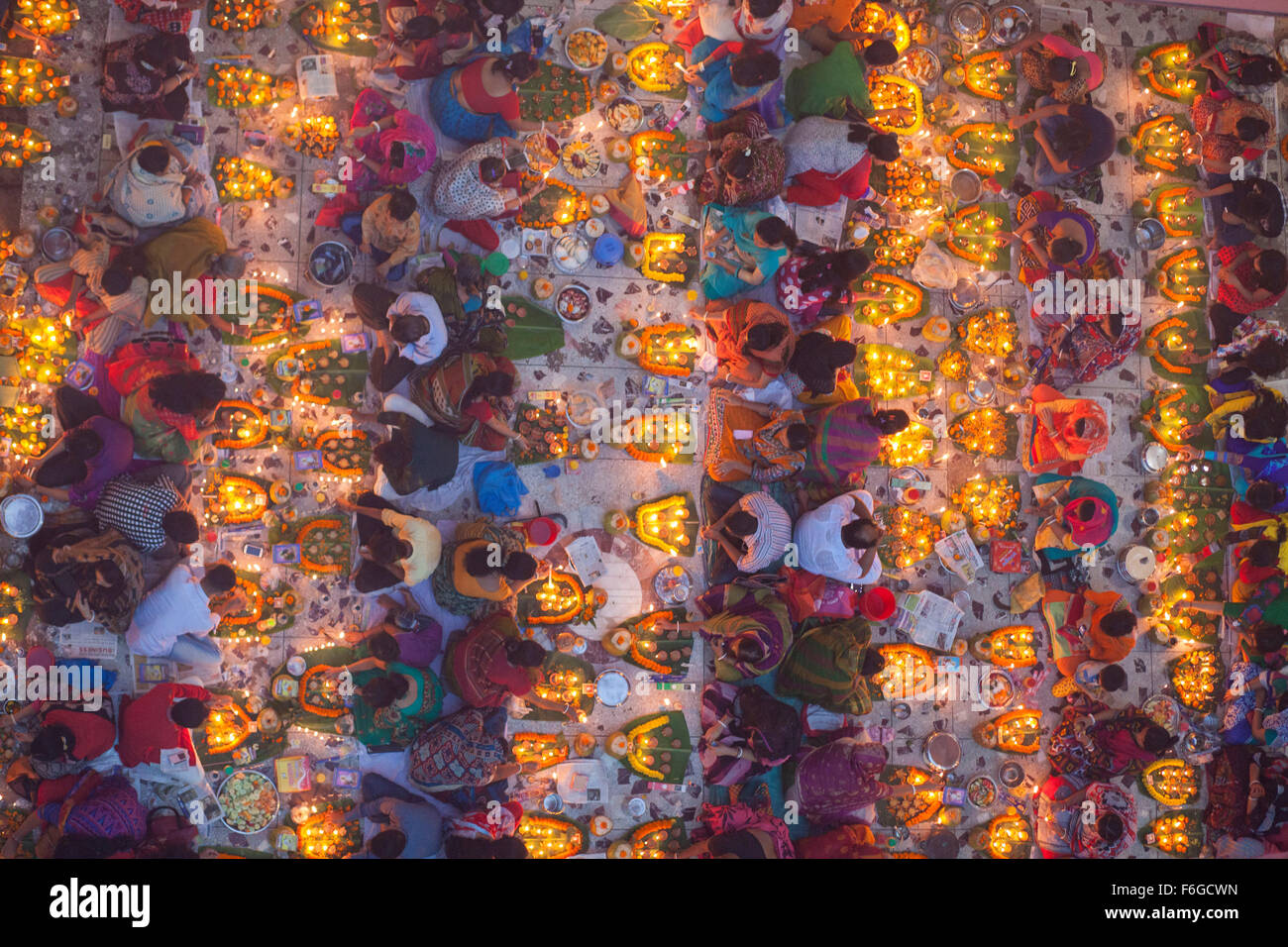 Dacca in Bangladesh. 17 Nov 2015. Migliaia di devoti indù si siede con Prodip e prega Dio di fronte Shri Shri Lokanath Brahmachari Ashram tempio durante il Kartik Brati o Rakher Upobash Dhaka il 17 novembre 2015. Ogni anno migliaia di devoti indù si riuniscono di fronte di Shri Shri Lokenath Brahmachari Ashram tempio per il Kartik Brati o Rakher Upobash festival religioso in Barodi, vicino a Dacca in Bangladesh. Fedeli di sedersi di fronte luce delle candele ( chiamato localmente come Prodip ) e assorbire nella preghiera...Lokenath Brahmachari chi è chiamato Baba Lokenath era un 18t Foto Stock